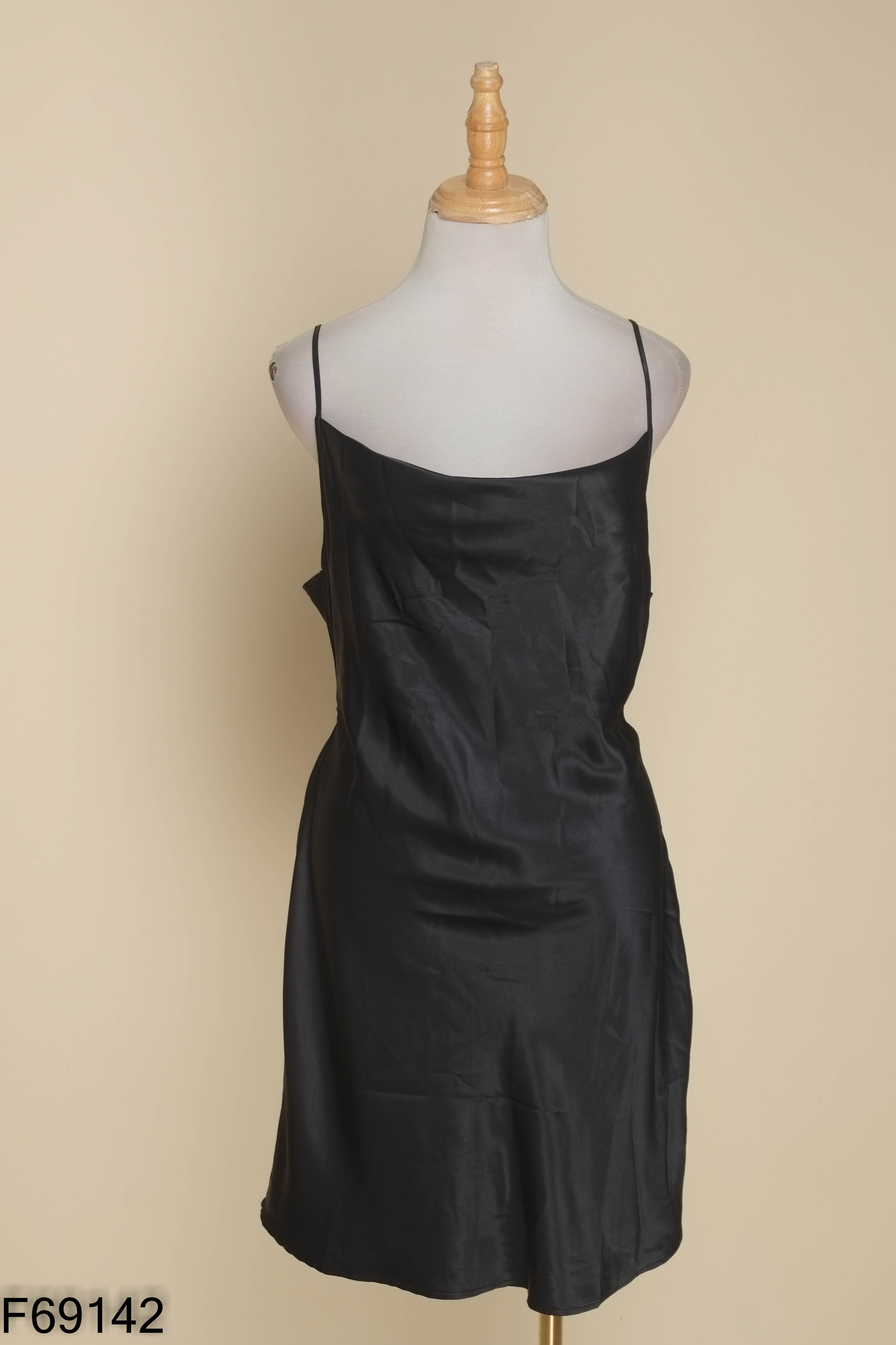 NEWTAG váy lụa HM đen hai dây