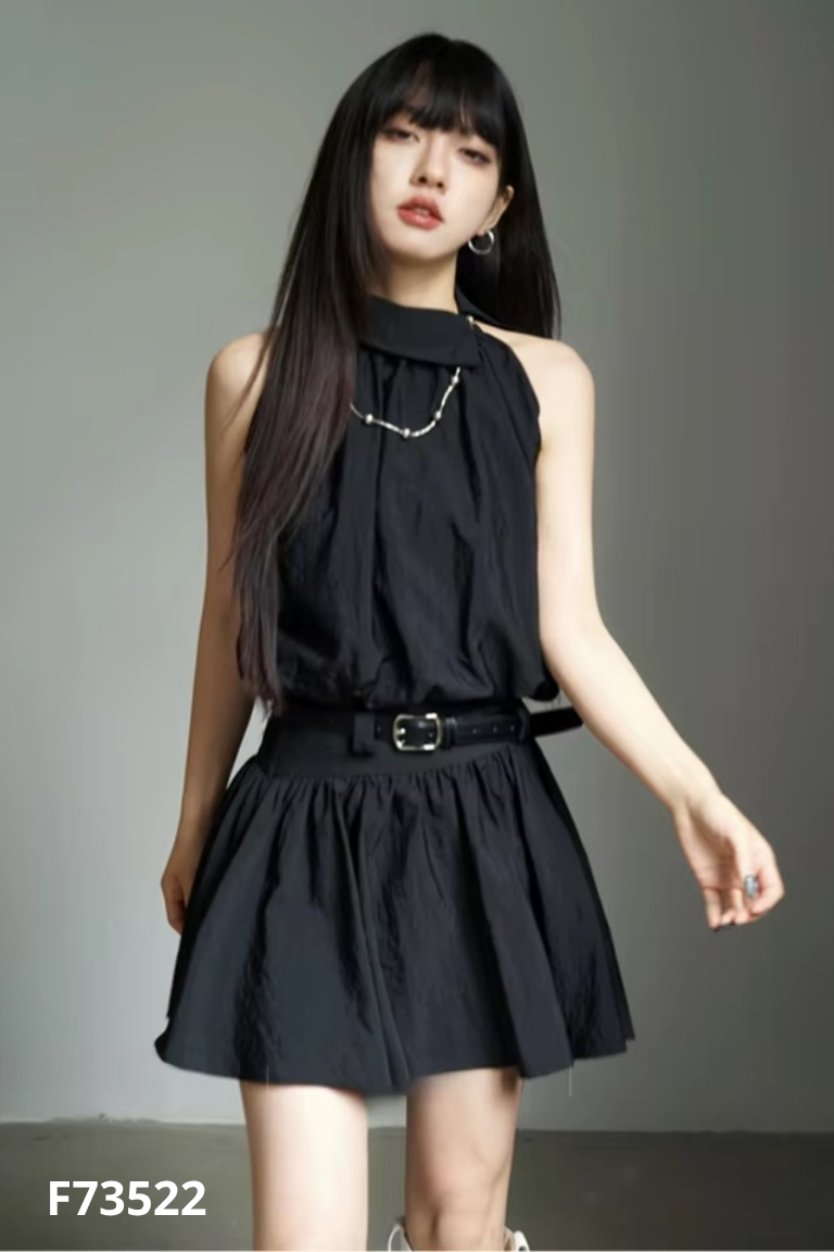 Set áo yếm + chân váy xếp ly đen kèm đai đỏ