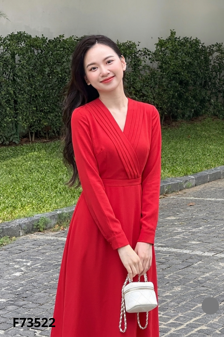 Váy đỏ cổ V