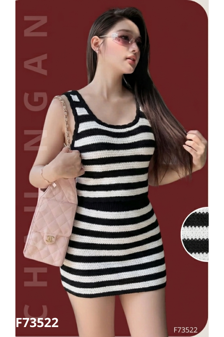 Set áo croptop + chân váy len trắng kẻ đen