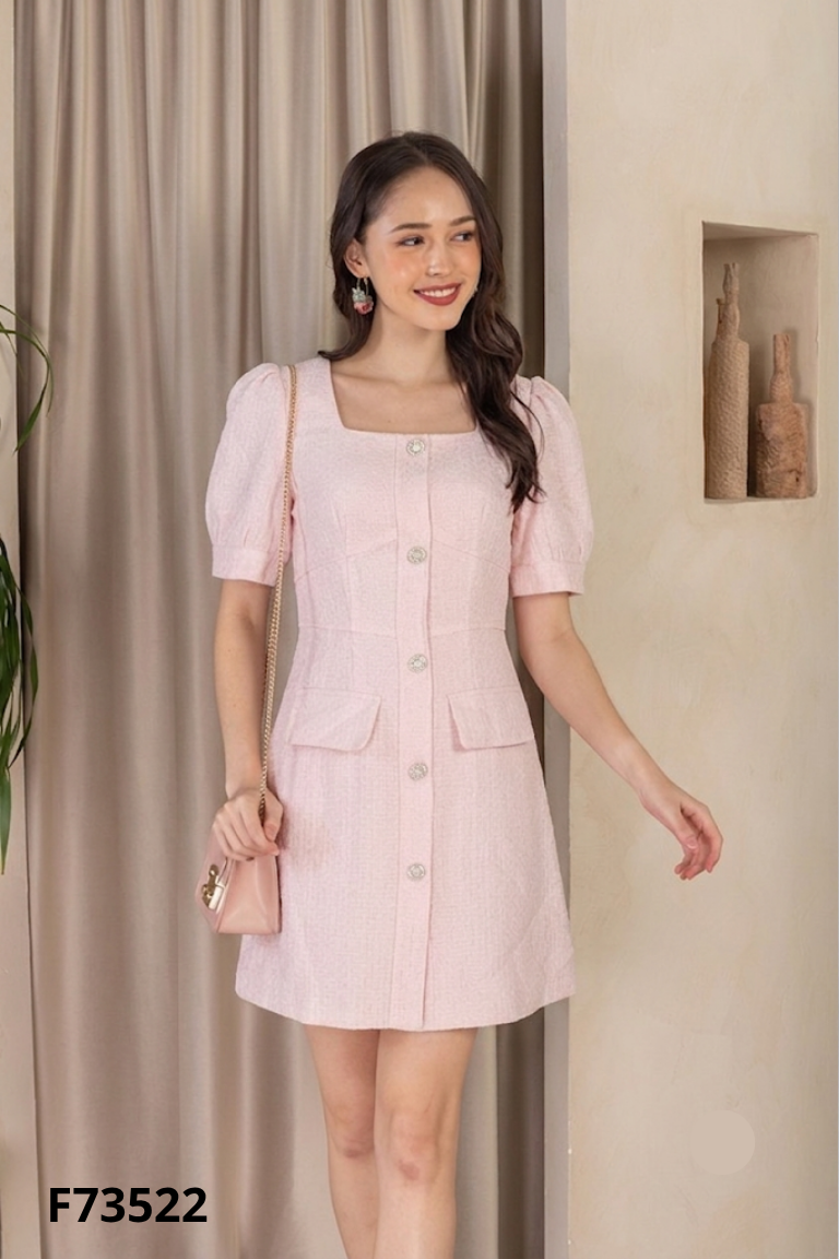 Váy hồng cổ vuông
