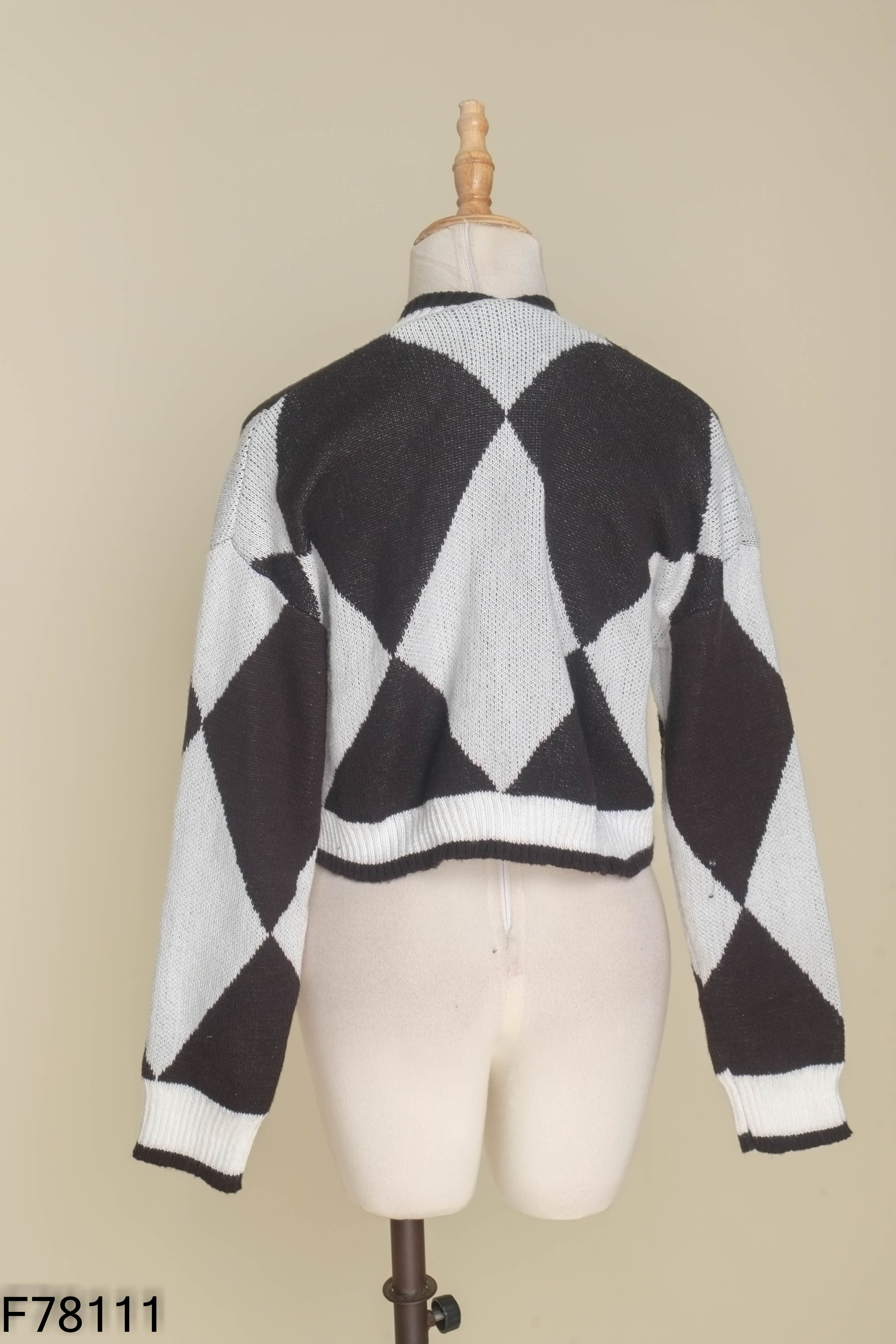 Áo len cardigan trắng mix đen ngắn