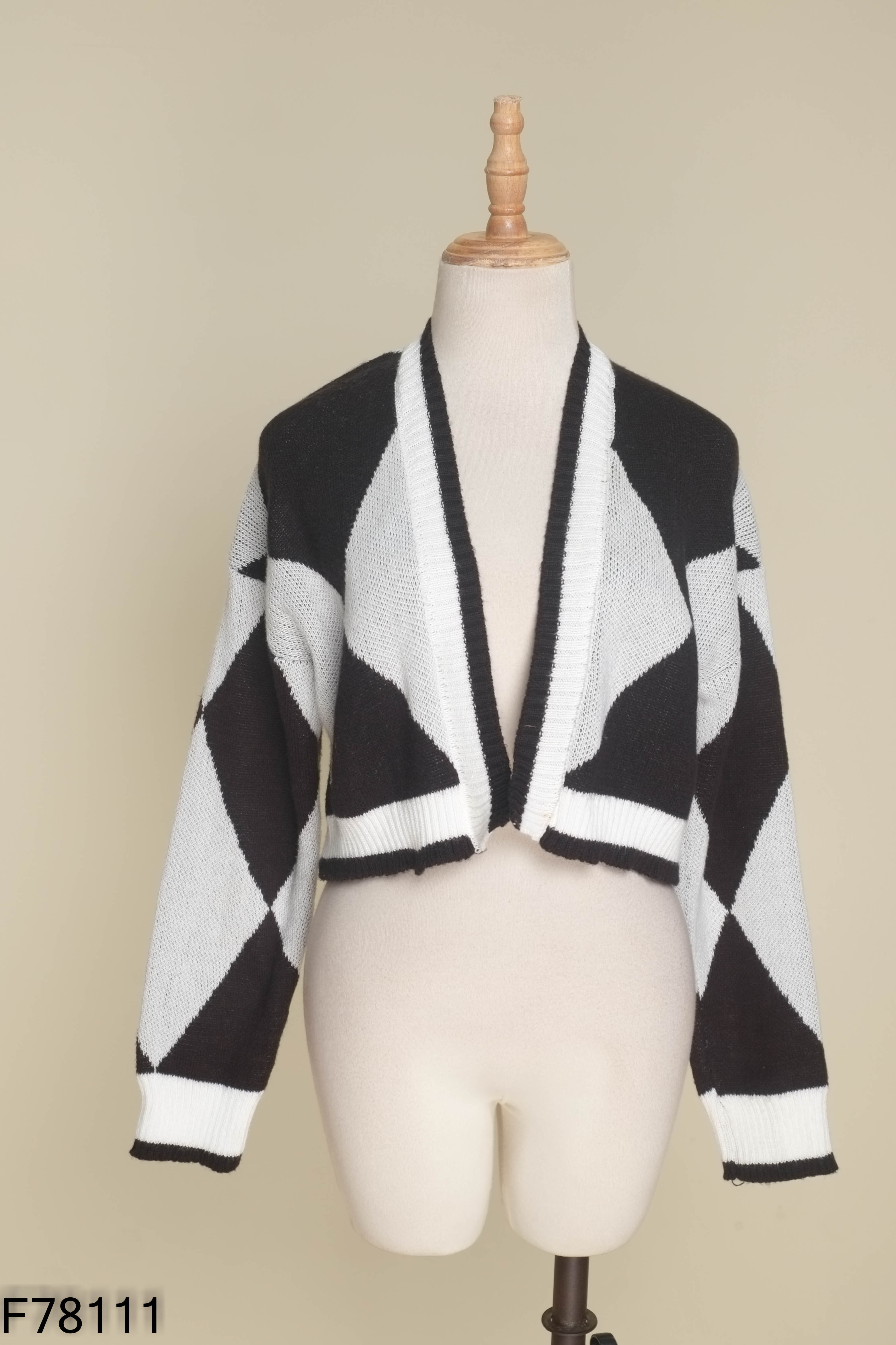 Áo len cardigan trắng mix đen ngắn