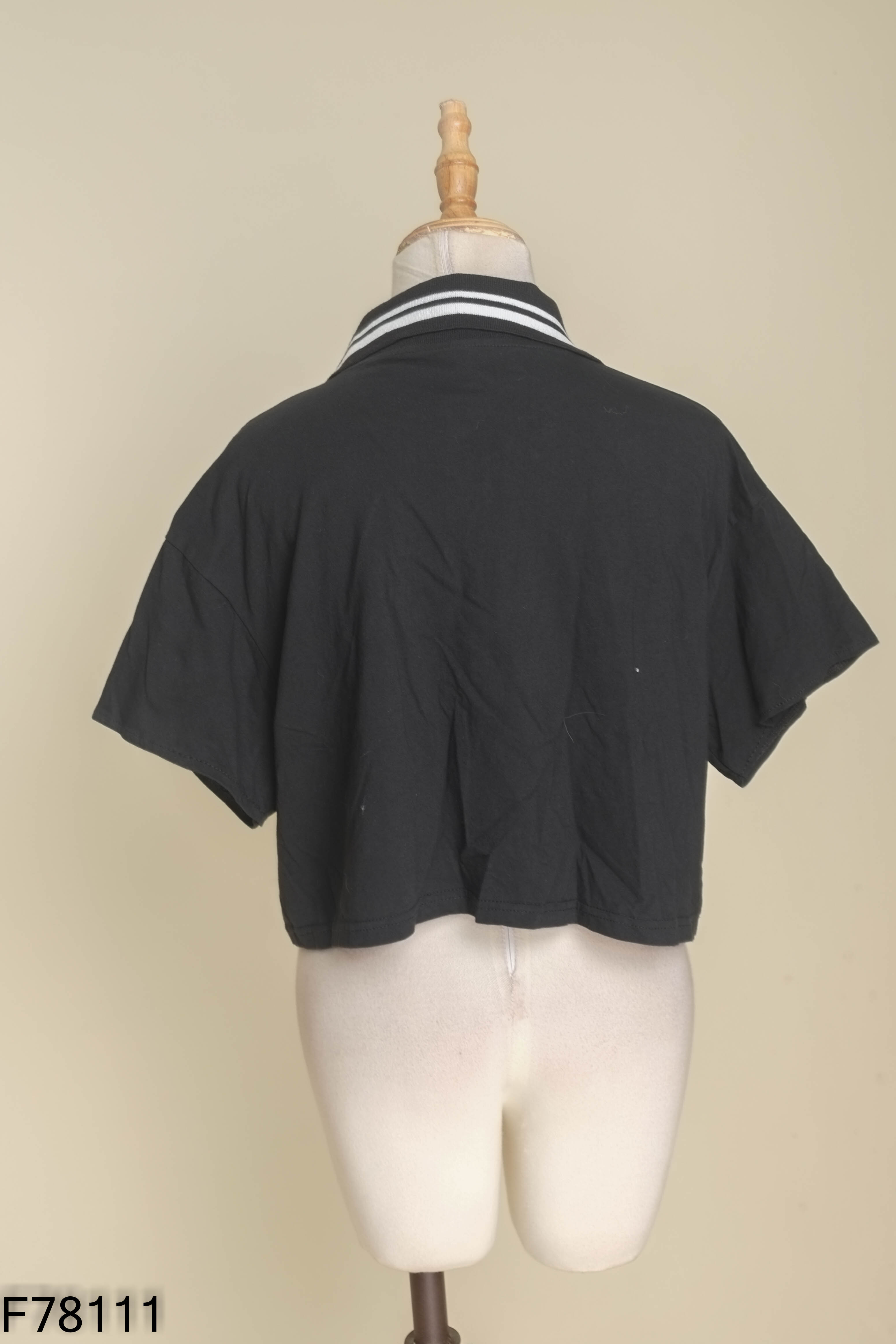 Áo polo đen kẻ trắng dáng croptop