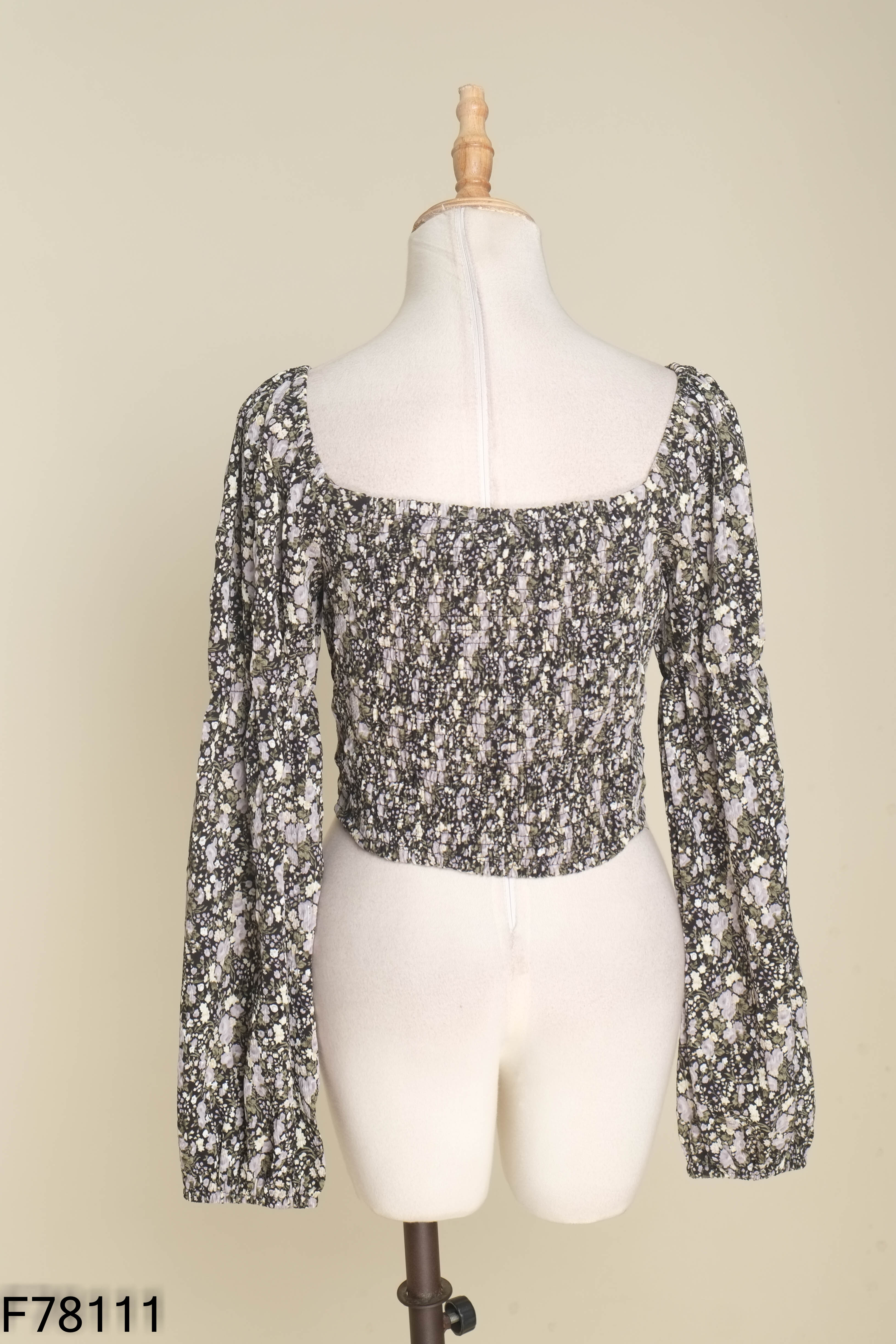 Áo croptop đen hoa nhí tay phồng