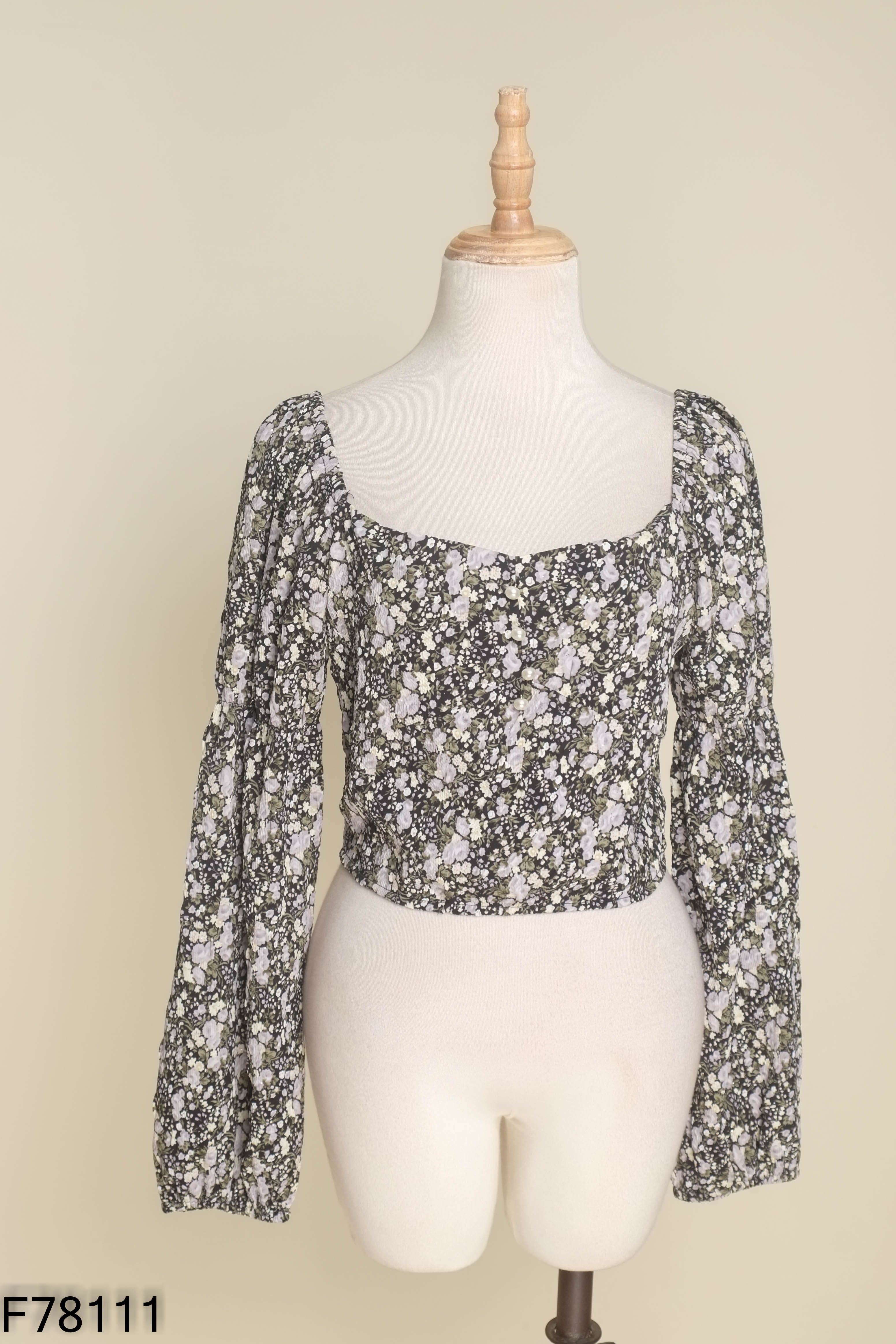 Áo croptop đen hoa nhí tay phồng