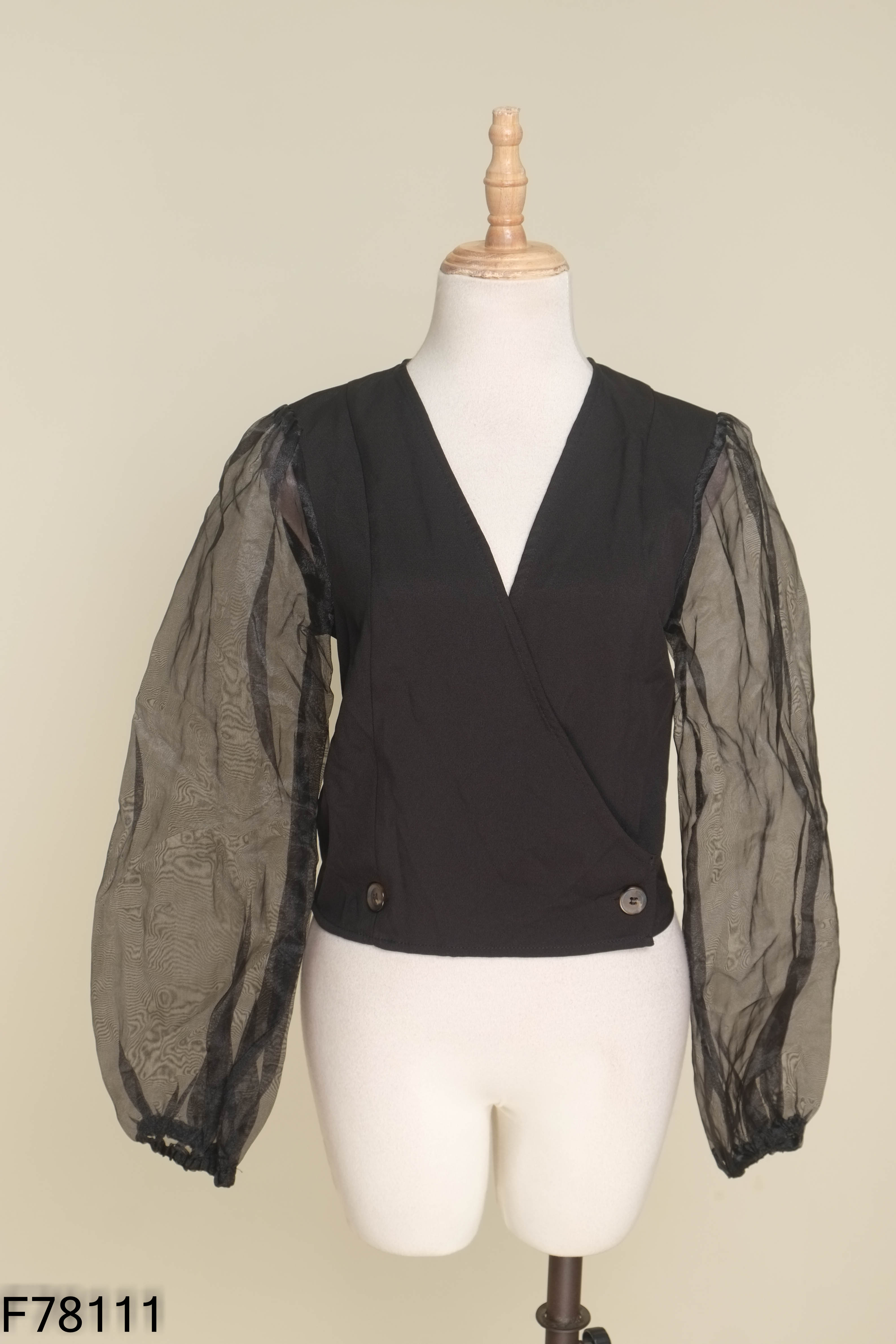 Áo đen cổ V phối tay voan