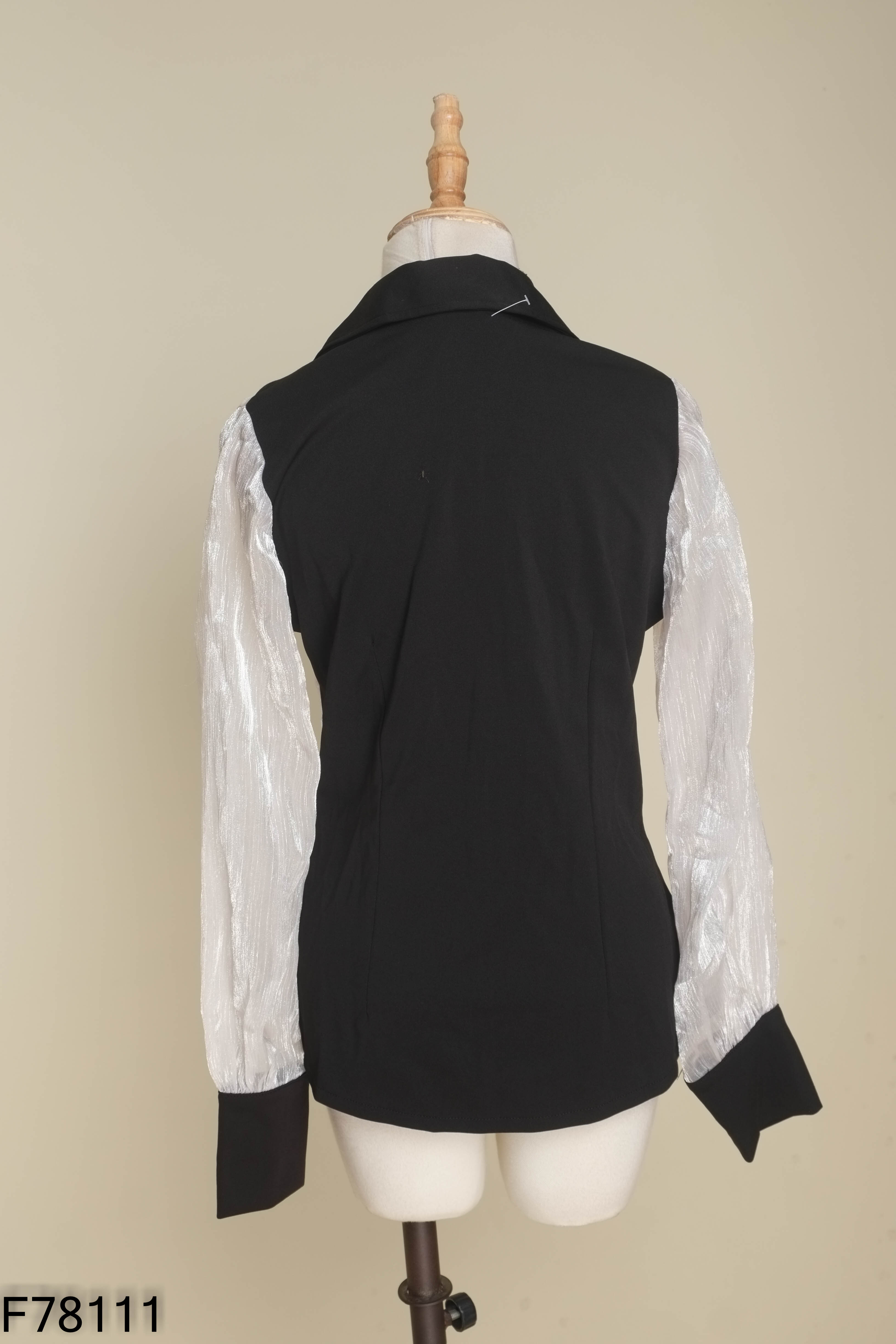 Áo đen cổ vest mix tay voan