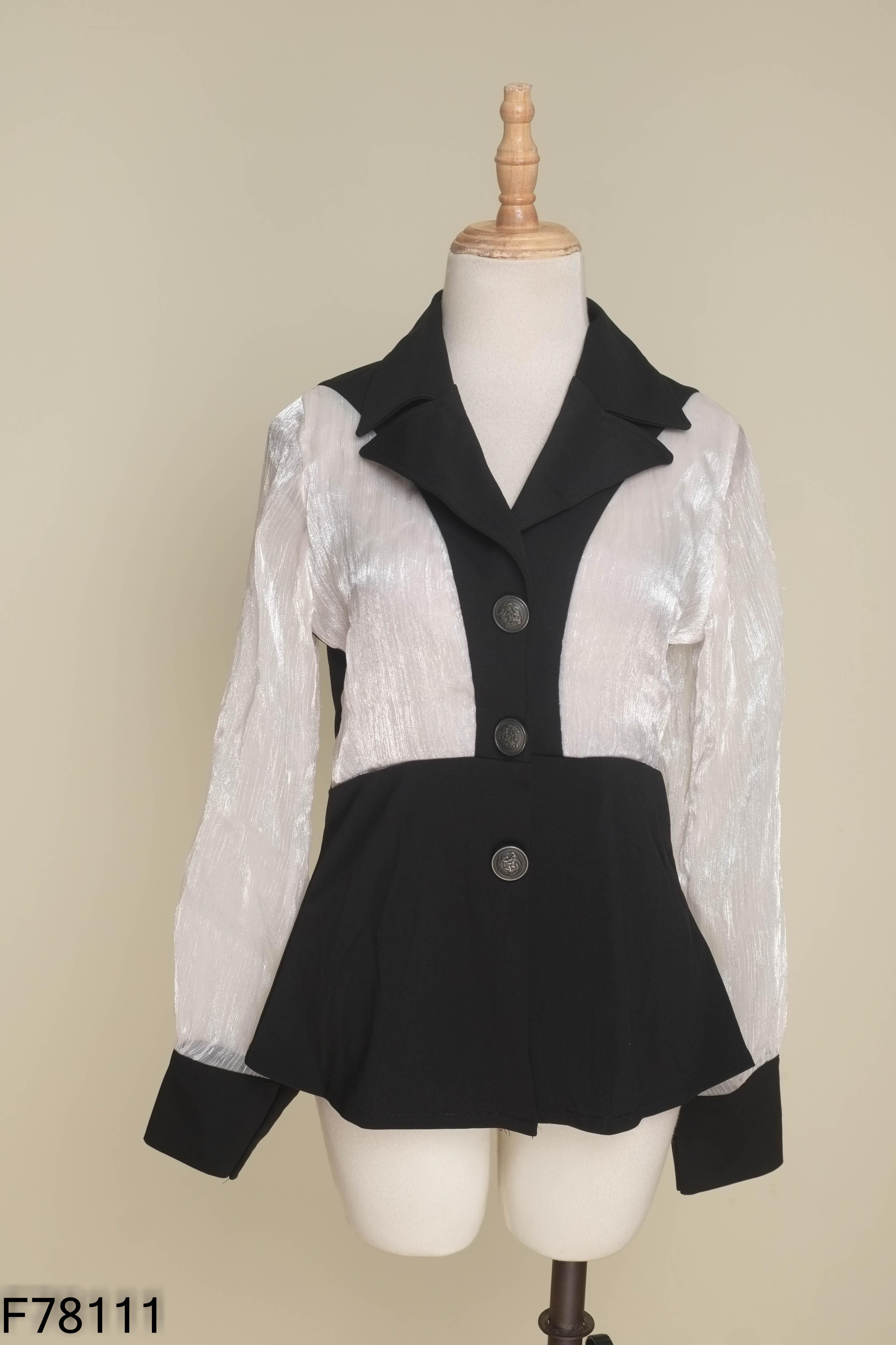 Áo đen cổ vest mix tay voan