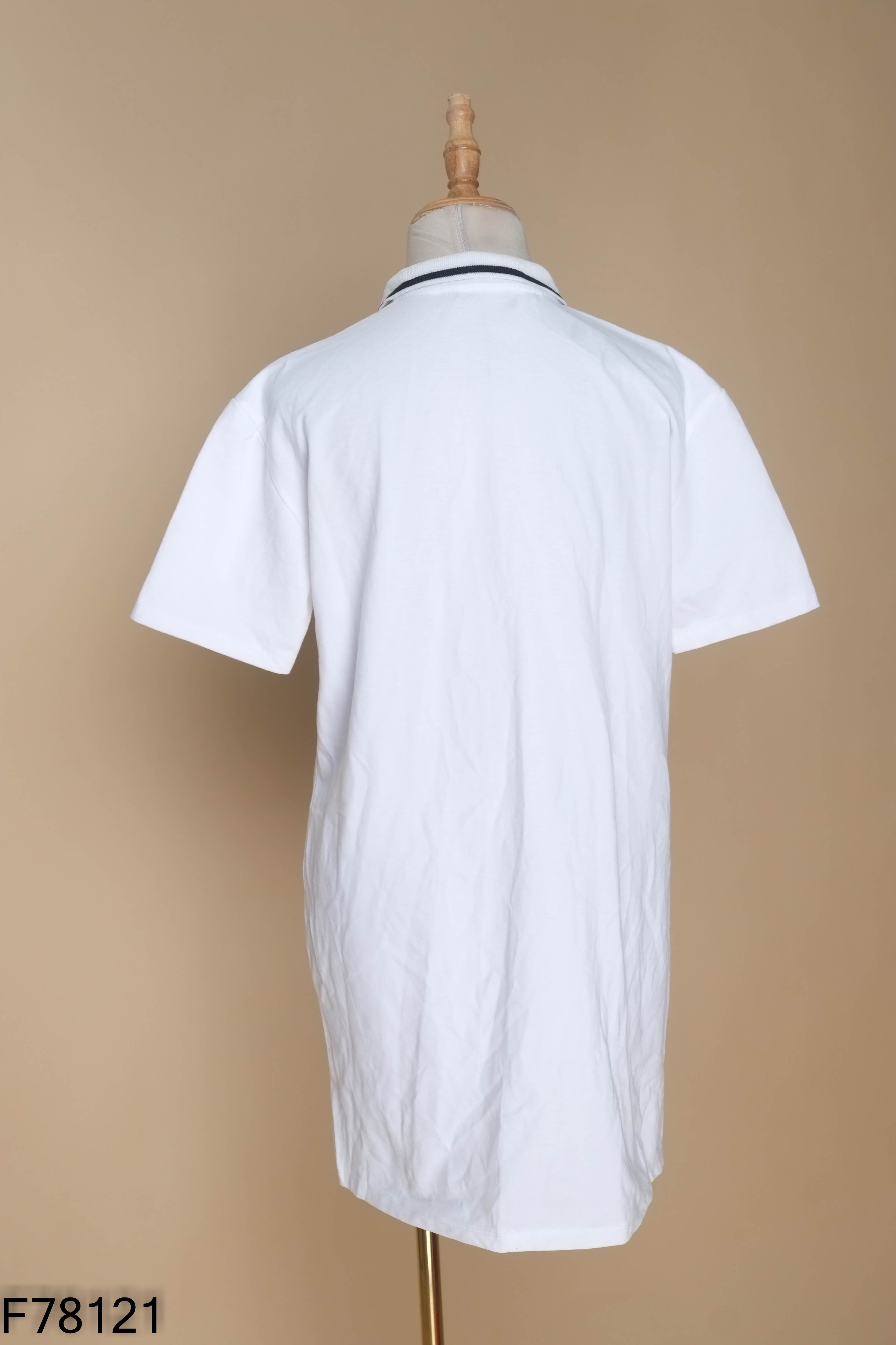 Váy polo trắng in chữ
