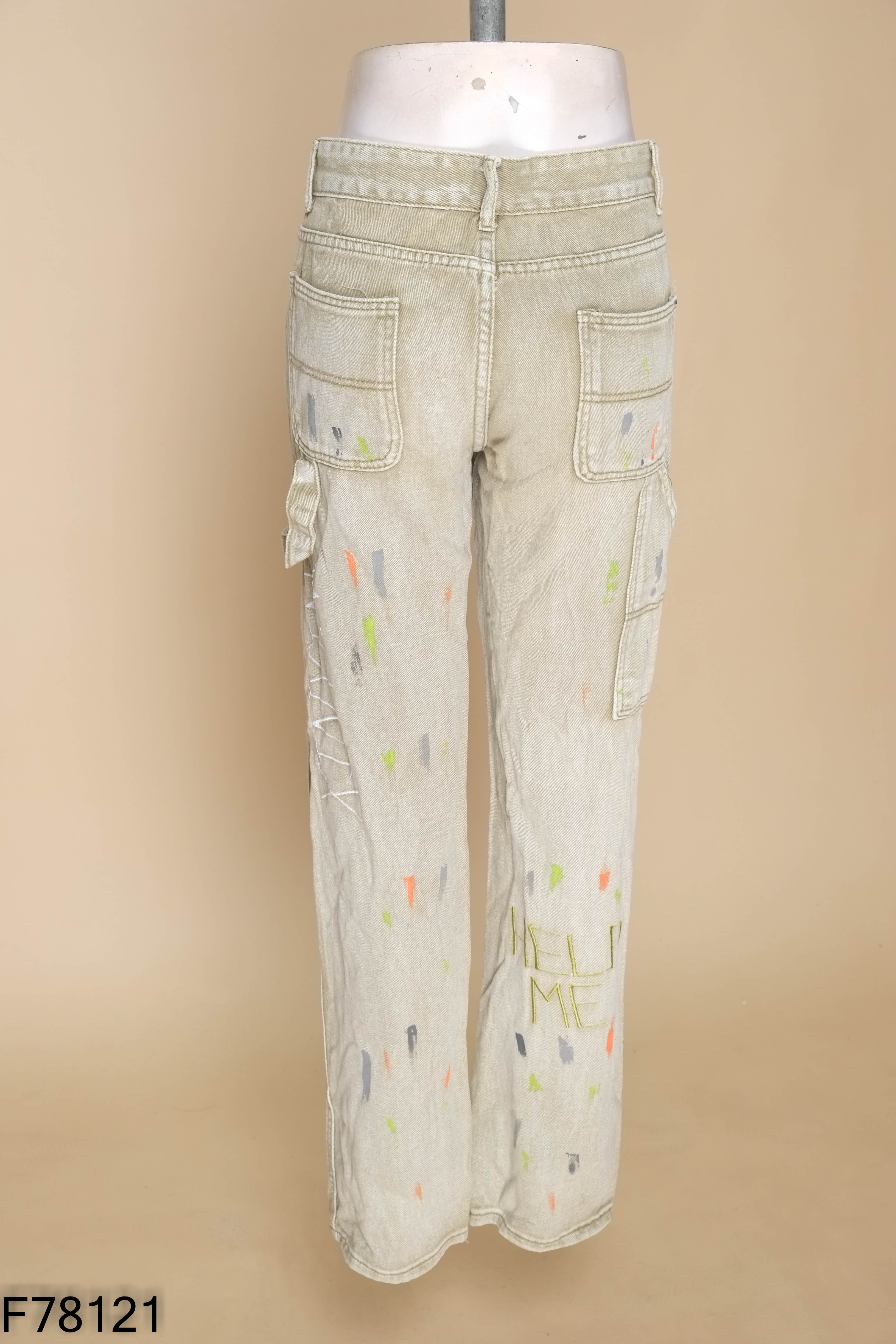 Quần jeans be thêu chữ vảy sơn
