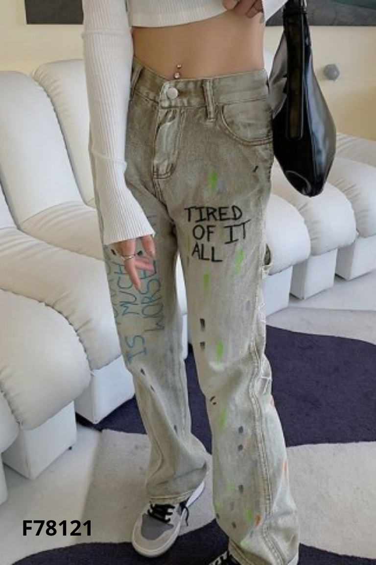 Quần jeans be thêu chữ vảy sơn