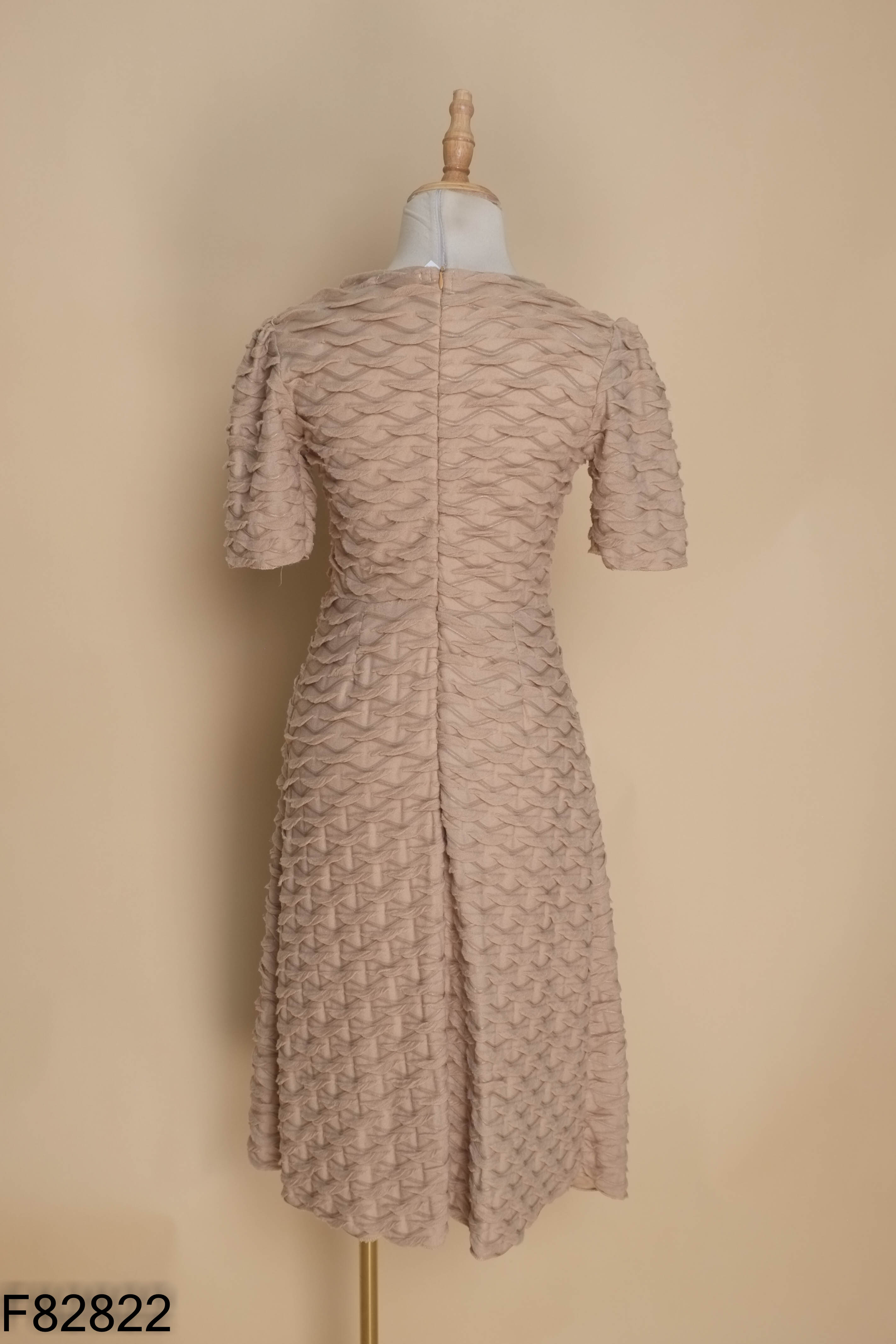 Váy nâu CELINE cổ xoắn