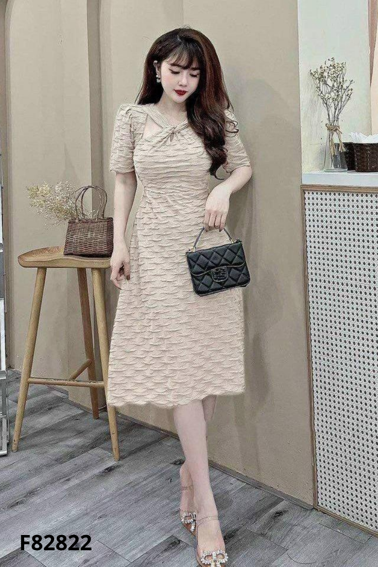 Váy nâu CELINE cổ xoắn