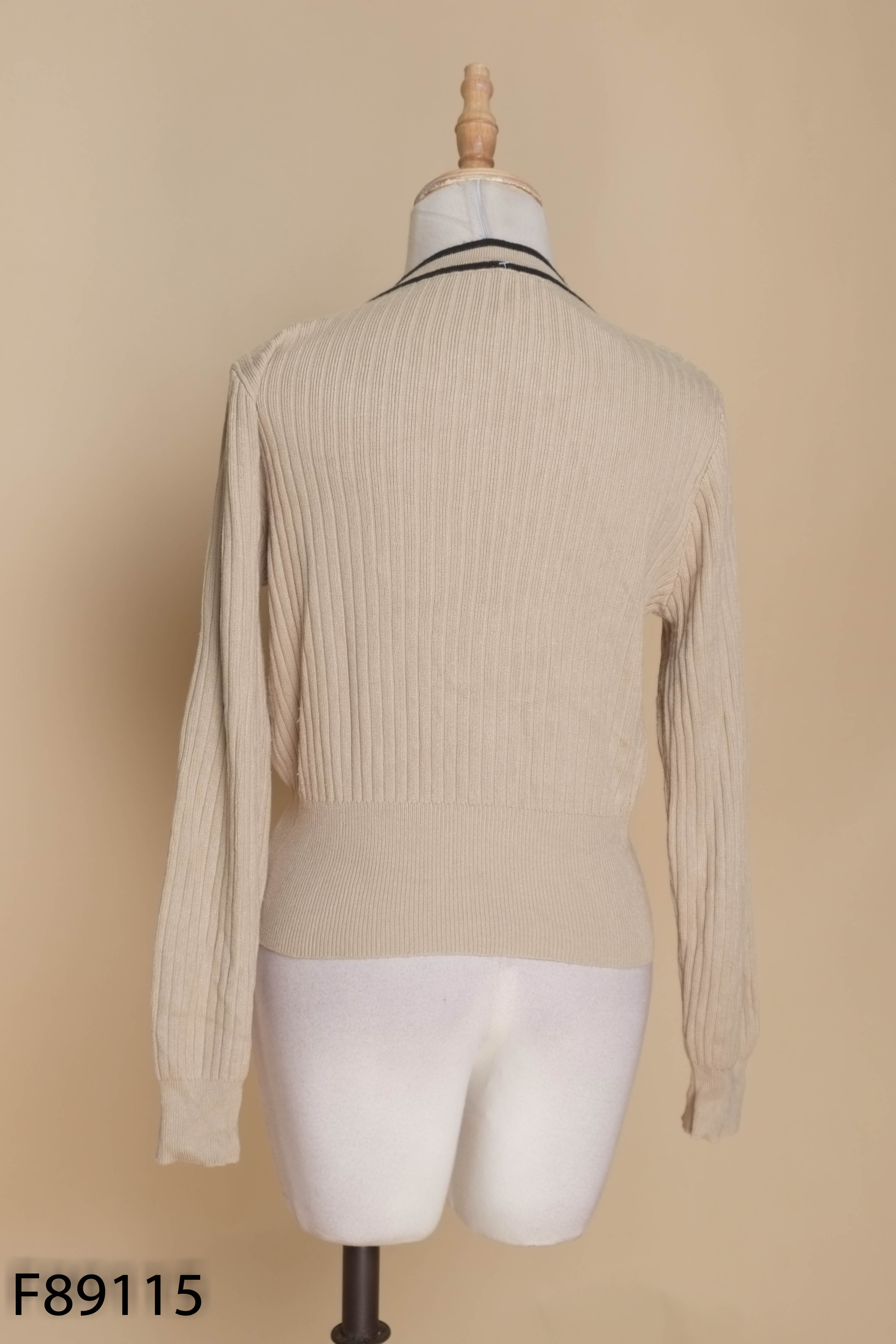 Áo cardigan be nâu viền đen