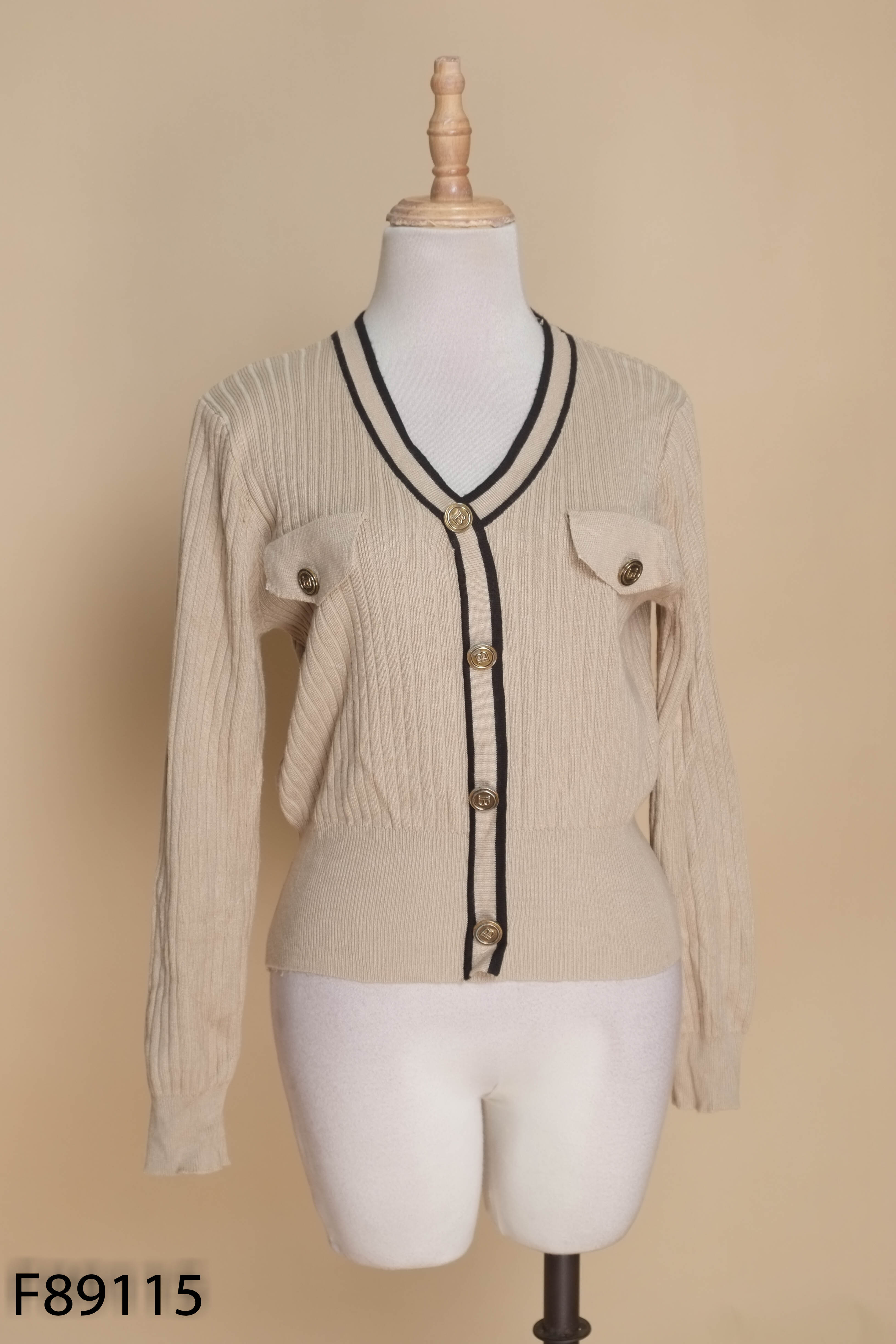 Áo cardigan be nâu viền đen