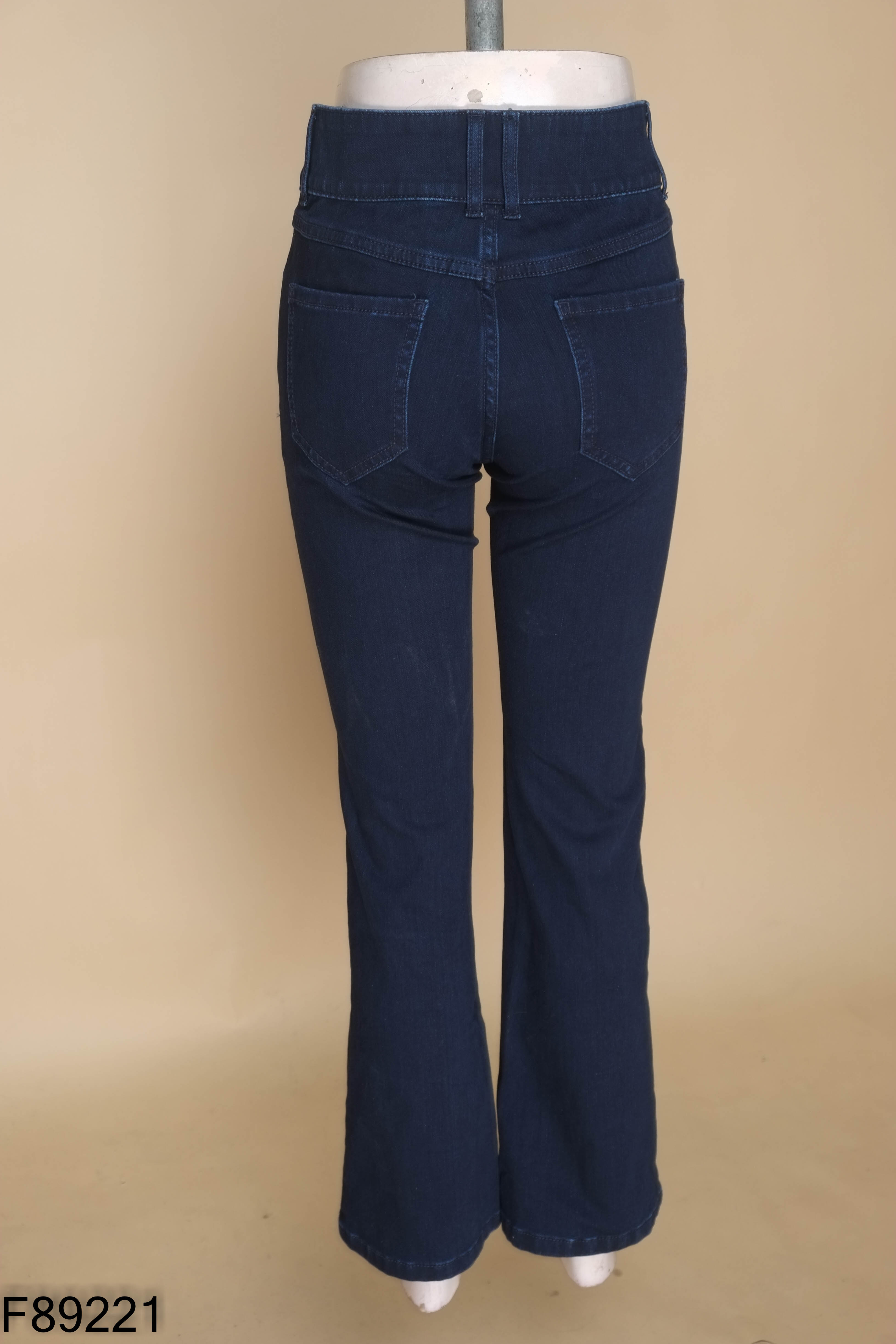 Quần jeans xanh ống loe