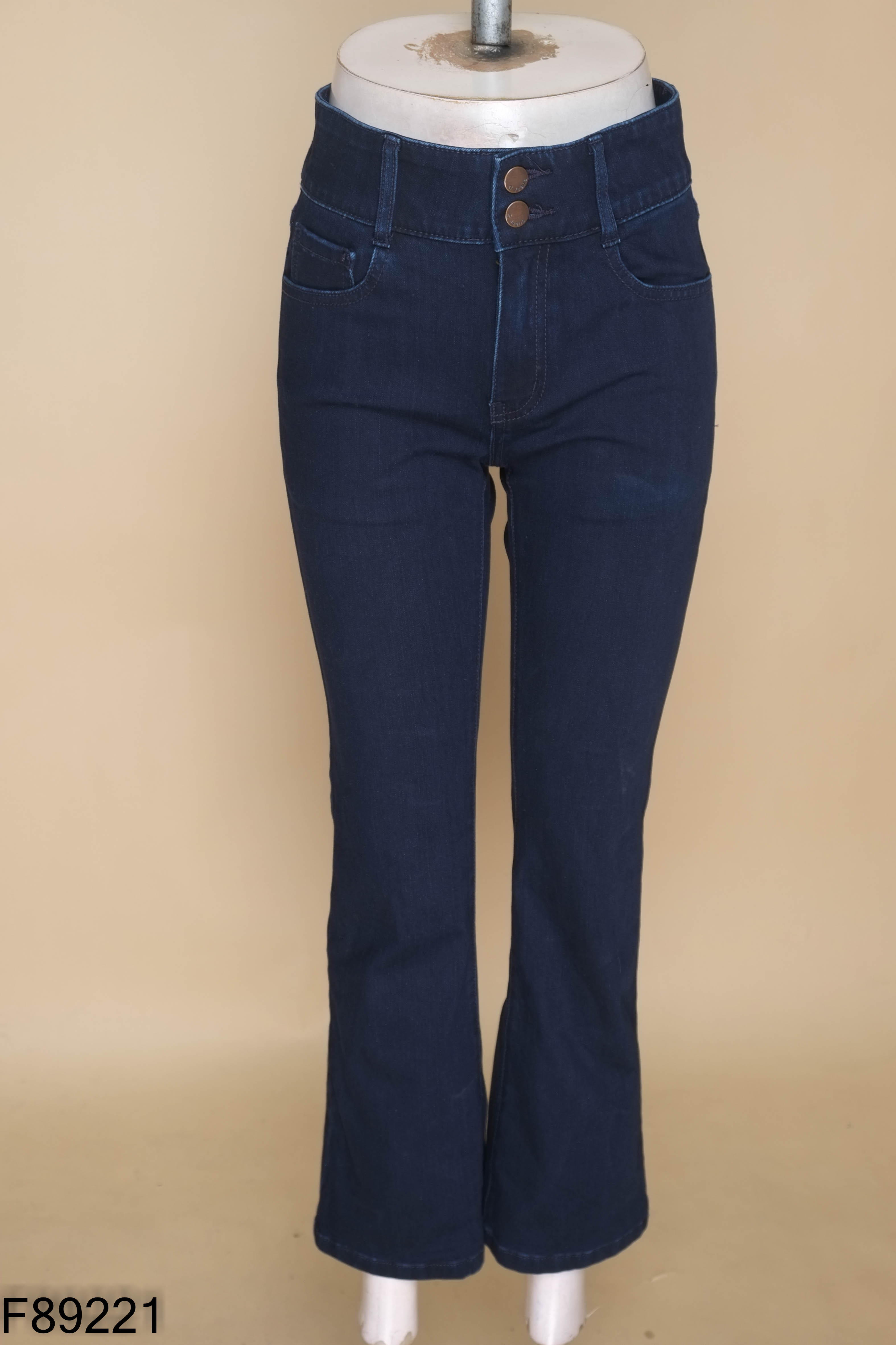 Quần jeans xanh ống loe