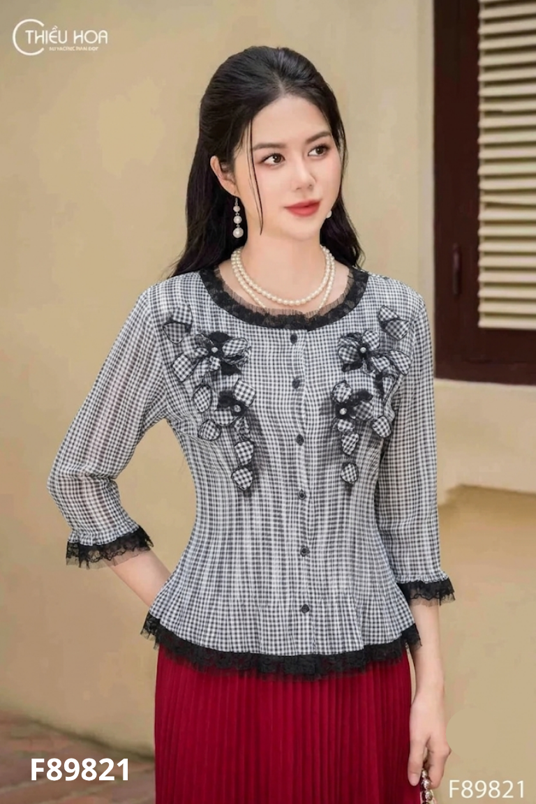 Áo đen kẻ cổ lưới đính hoa