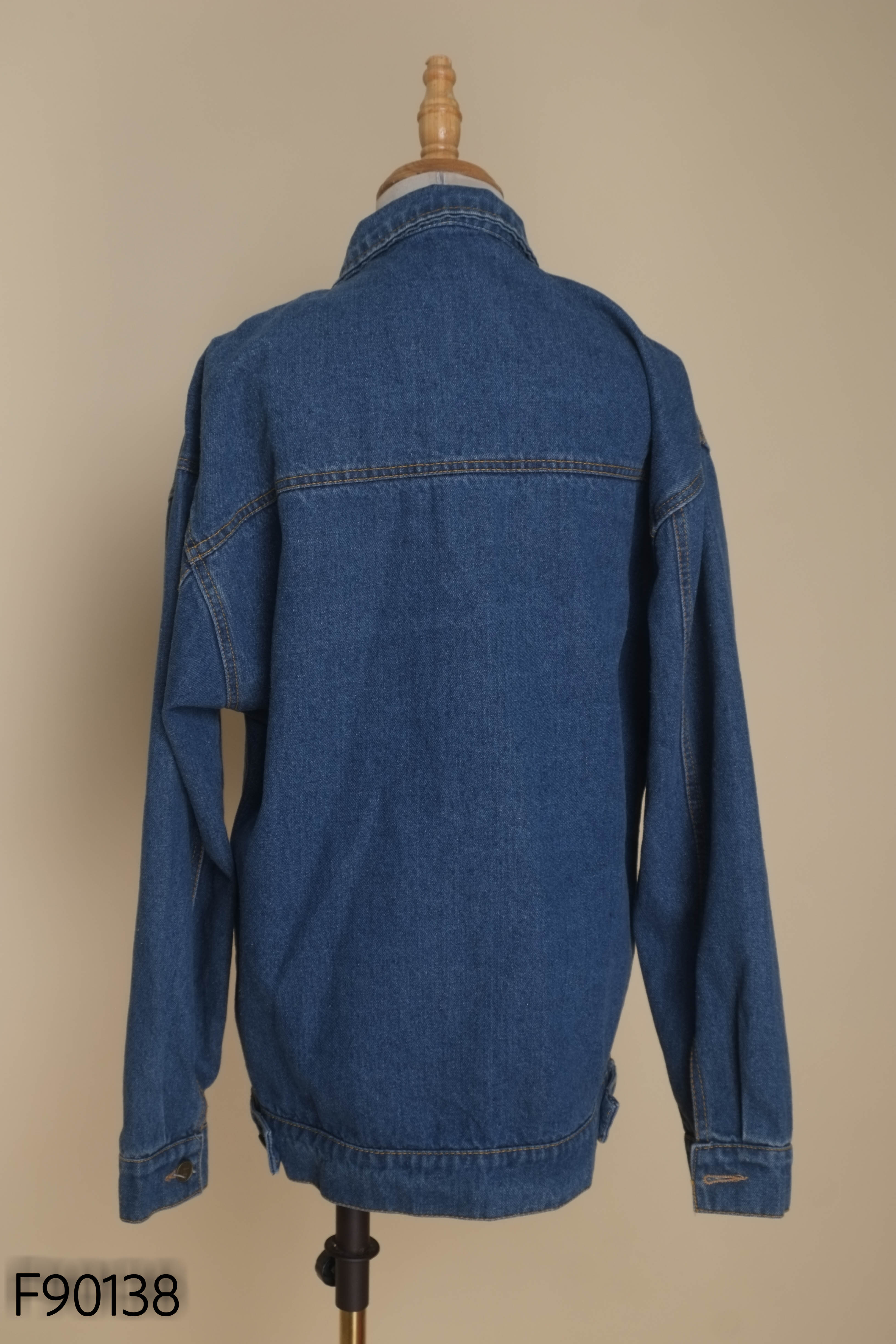 Áo khoác jeans xanh thêu chữ