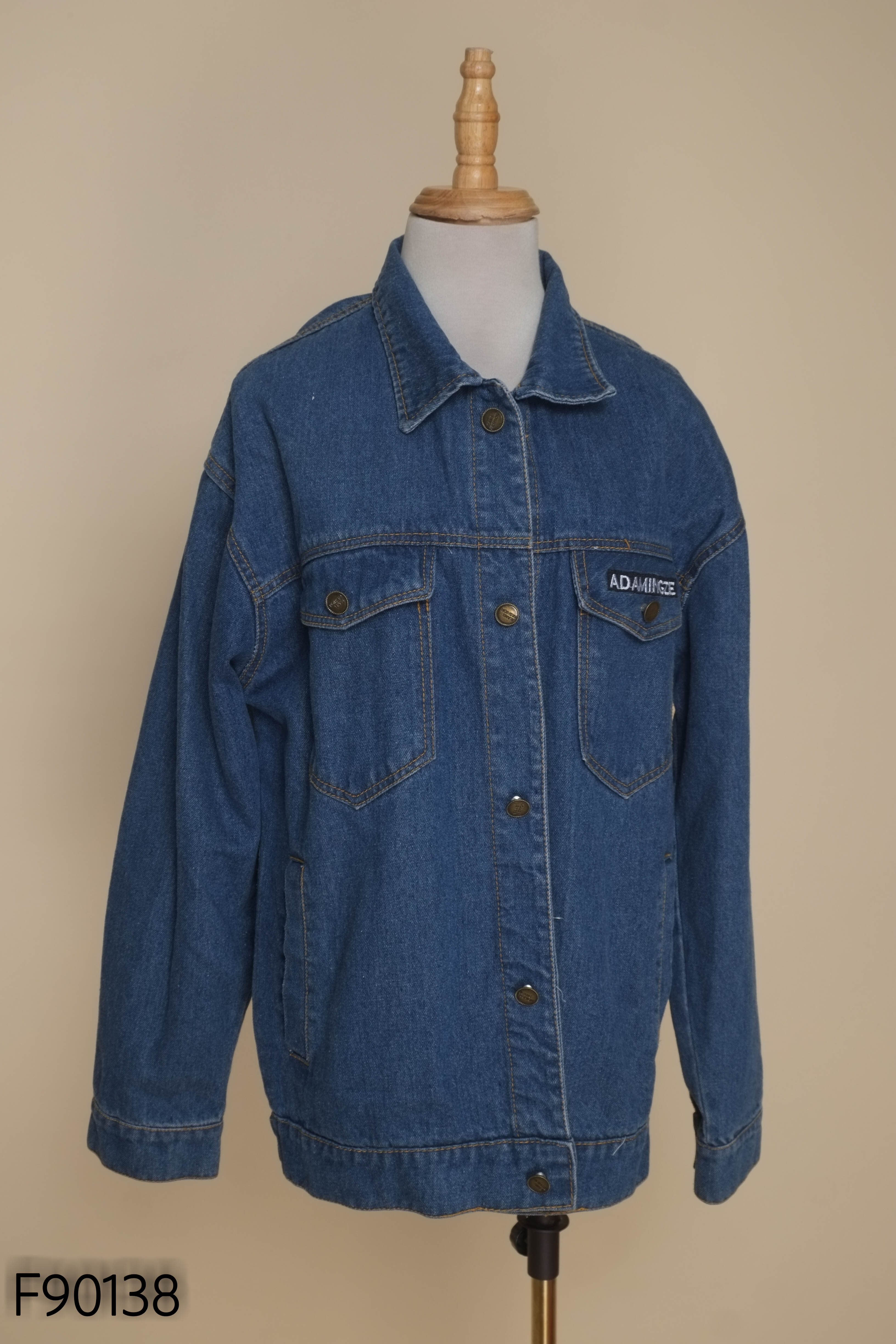 Áo khoác jeans xanh thêu chữ