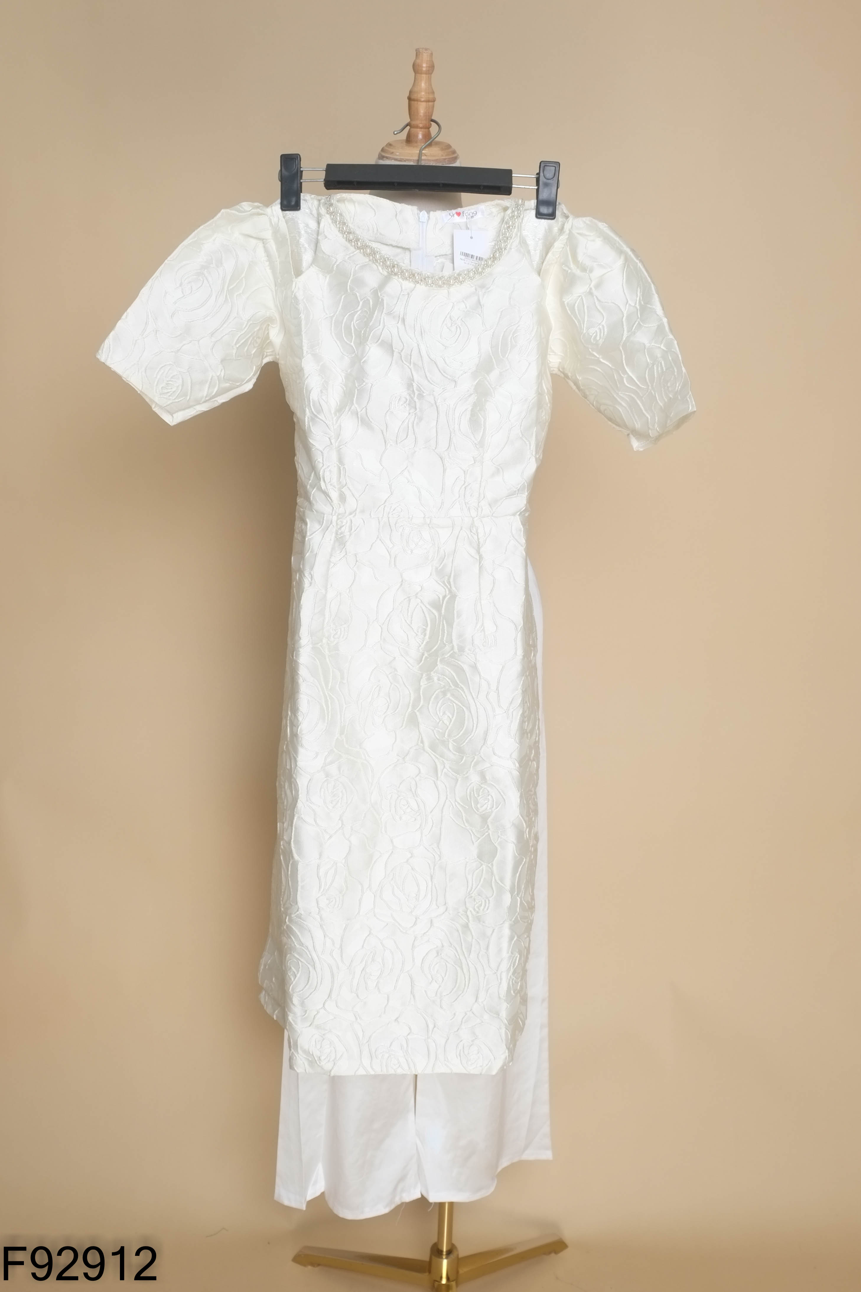 Set áo dài be cổ đính đá + quần trắng