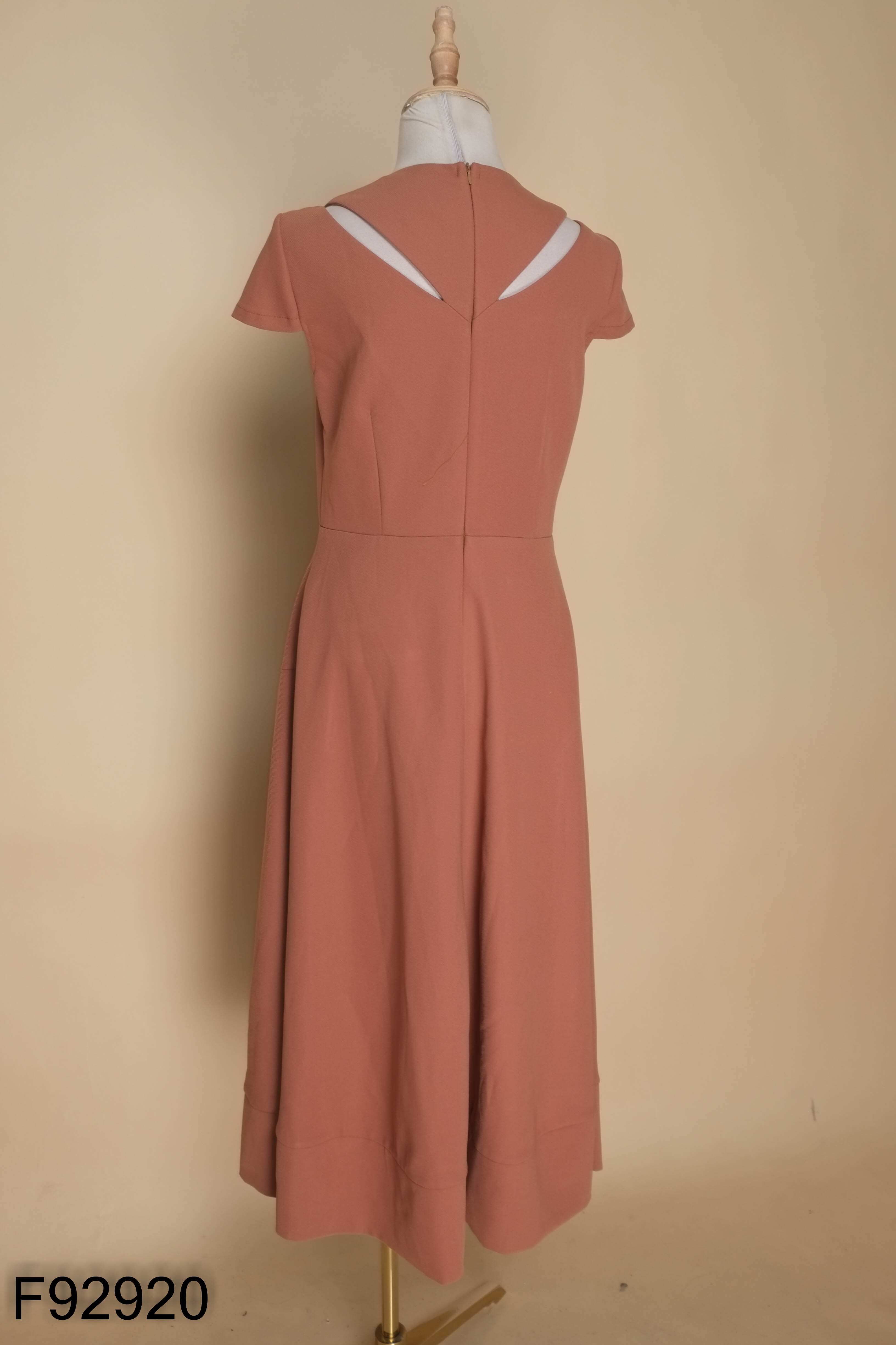 Váy nâu cổ tròn khoét ngực