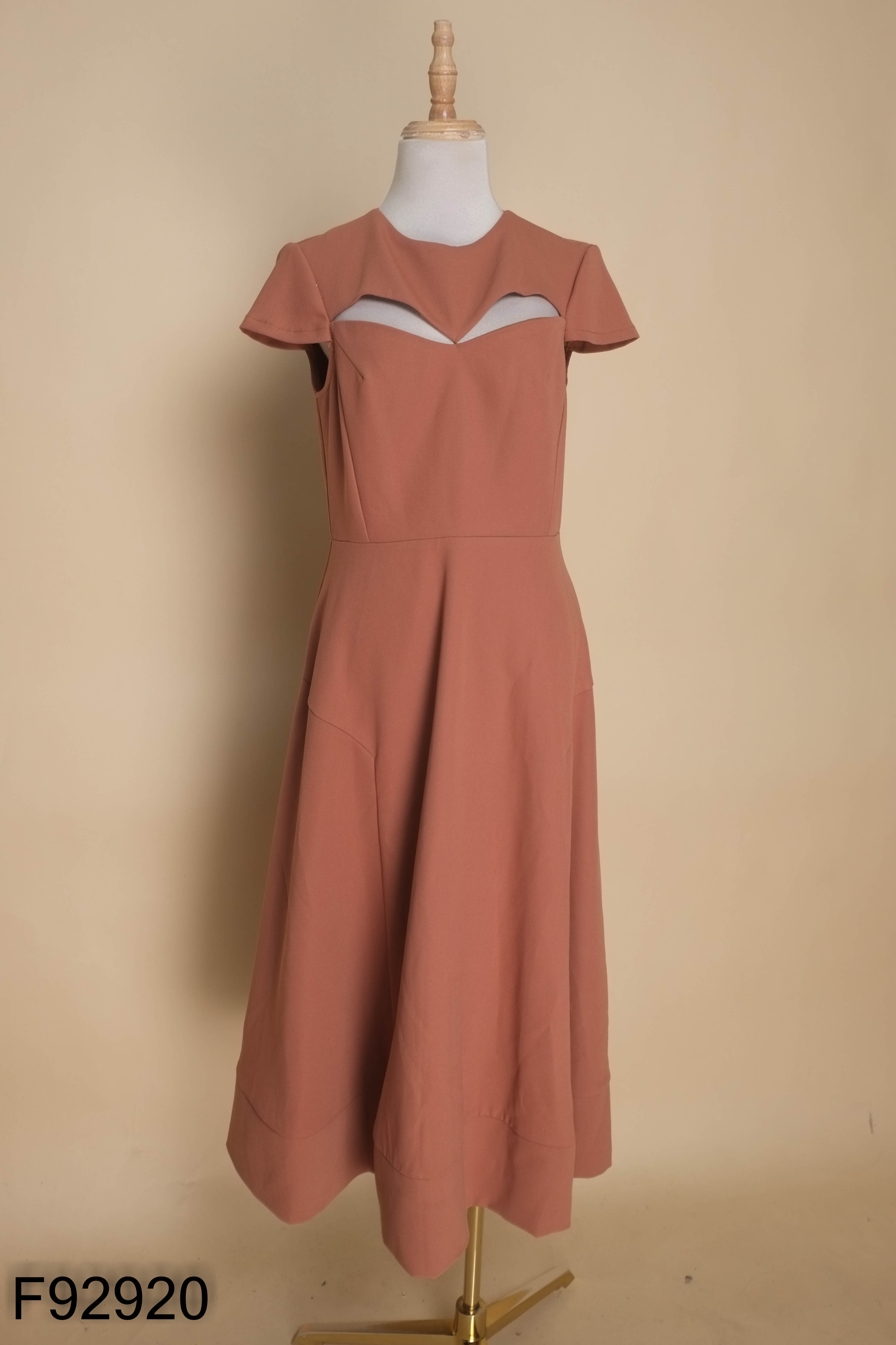 Váy nâu cổ tròn khoét ngực