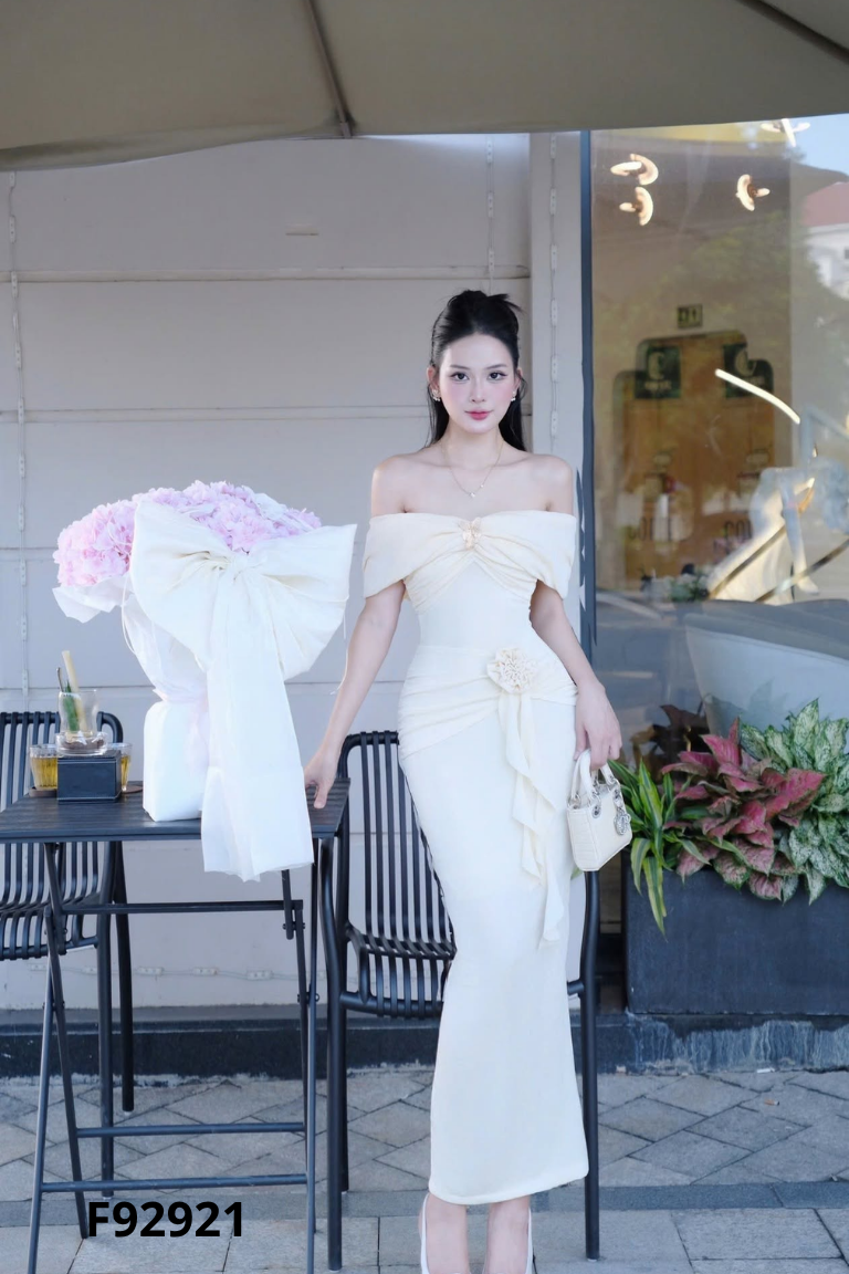 Váy be body trễ vai eo đính hoa
