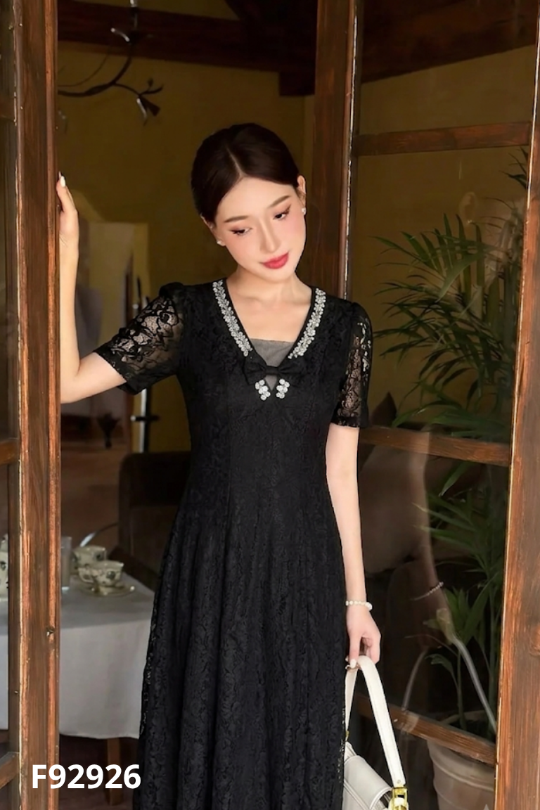 NEWTAG Váy ren đen cổ đính đá