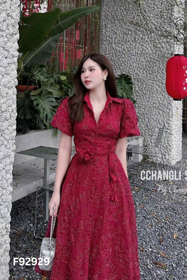 Váy đỏ phối kim tuyến đính hoa