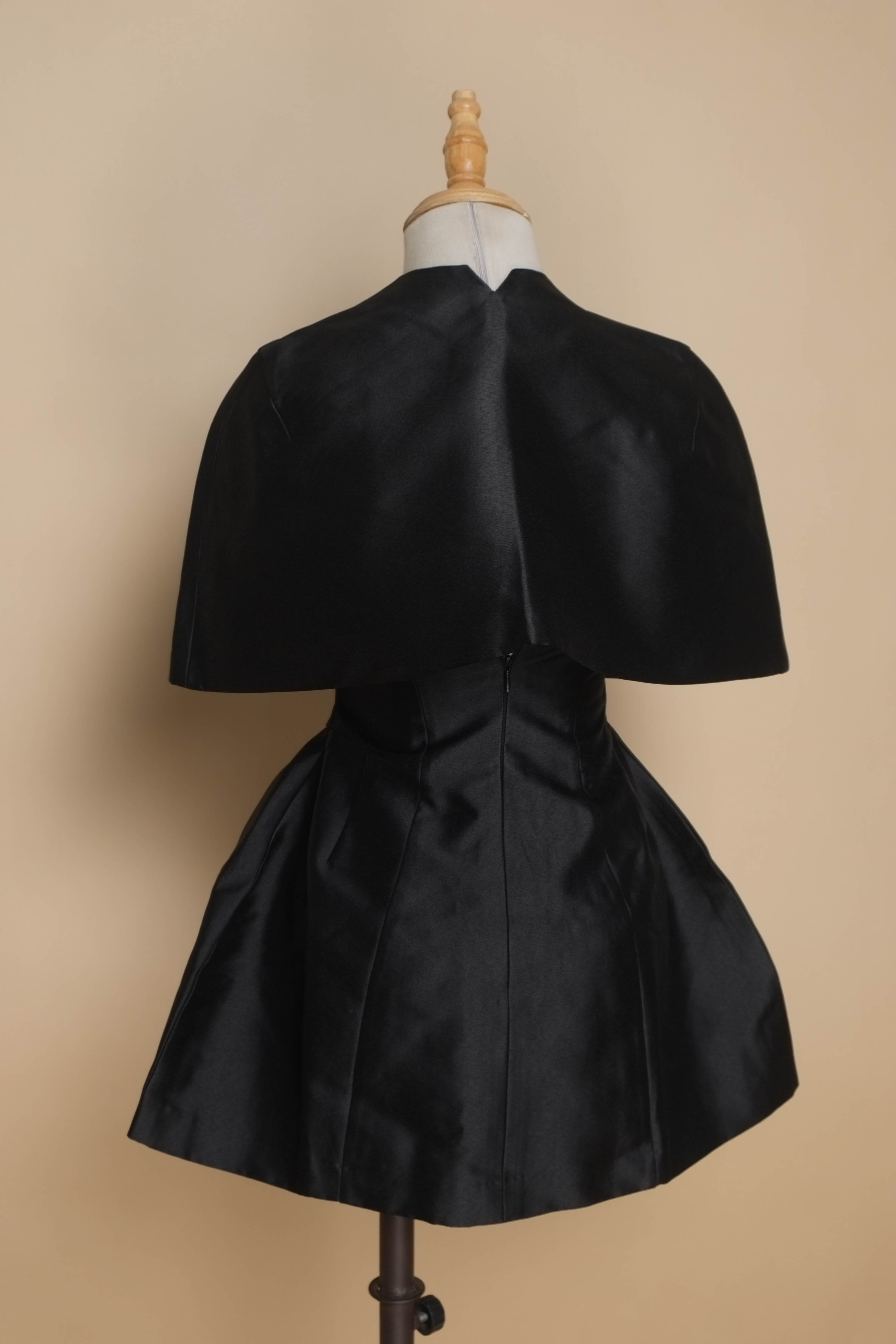 SET váy V-CHIC đen cúp ngực+ áo choàng