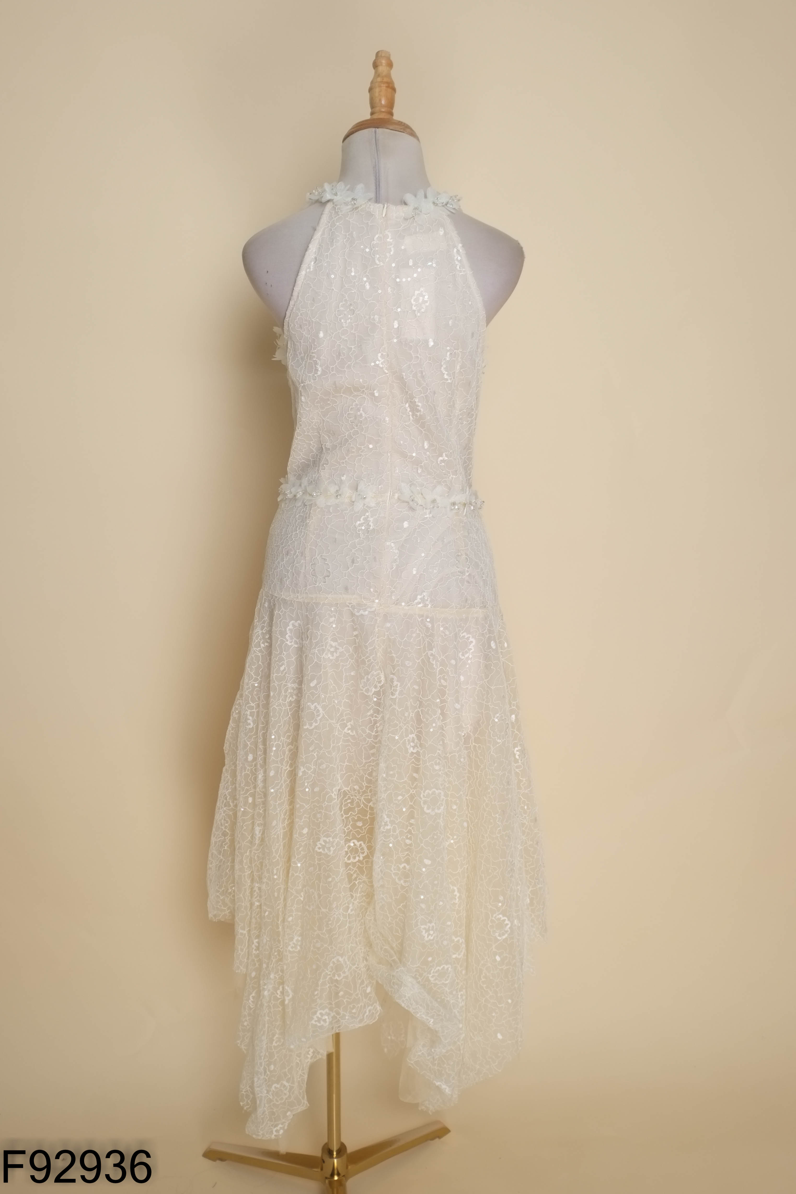 Váy kem lưới đính hoa