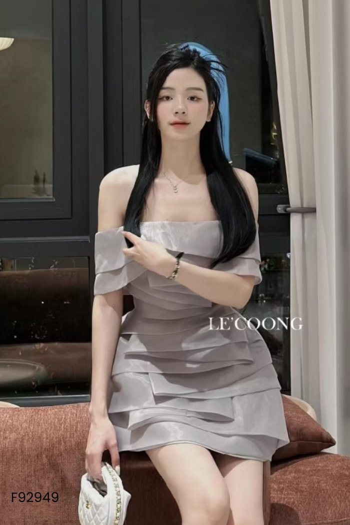 Váy xanh trơn trễ vai gấp lớp