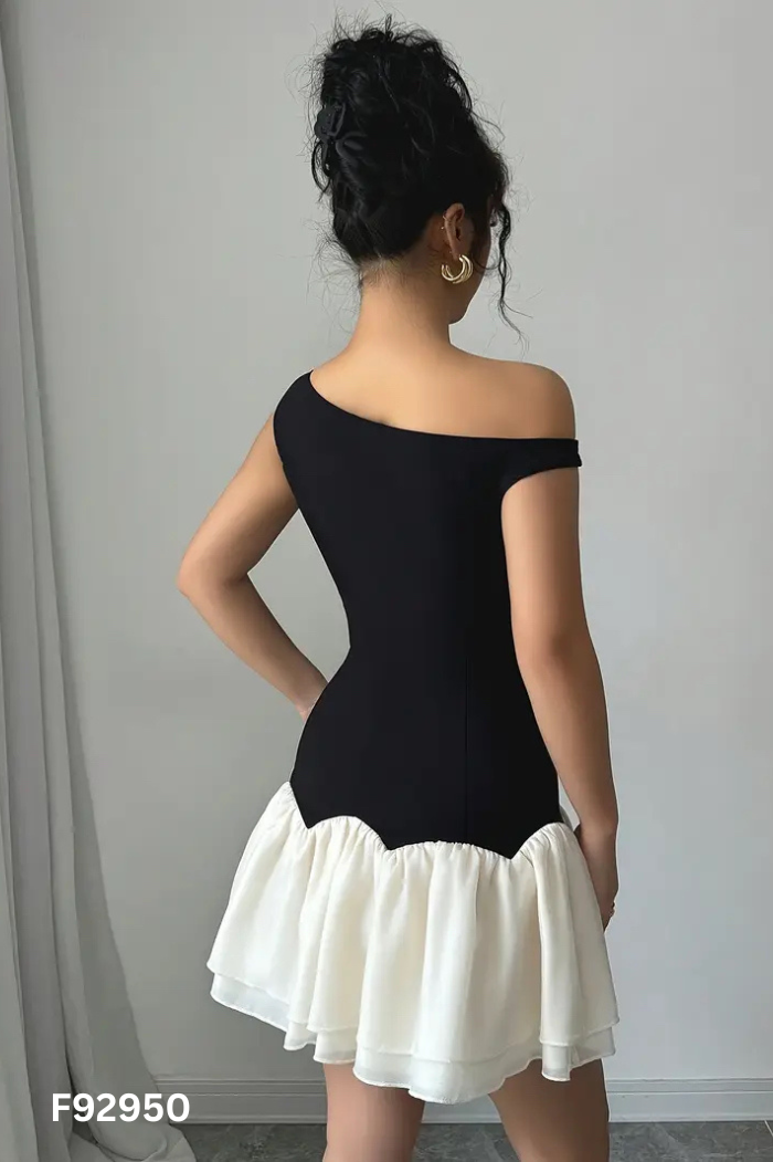 Váy đen trễ vai chân váy kem + quần bảo hộ