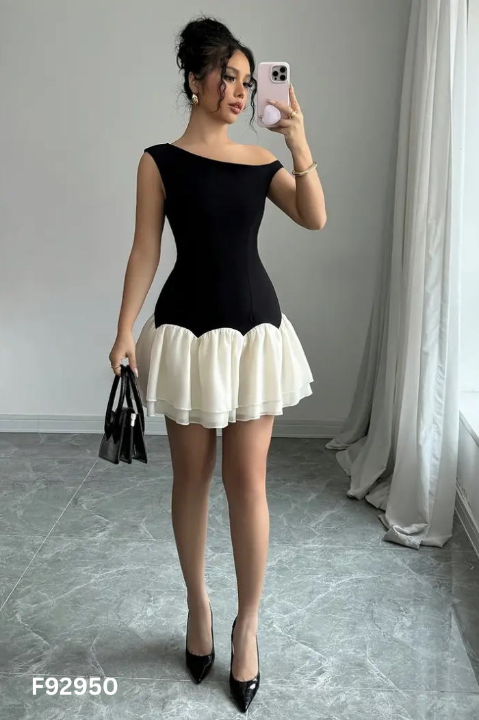 Váy đen trễ vai chân váy kem + quần bảo hộ
