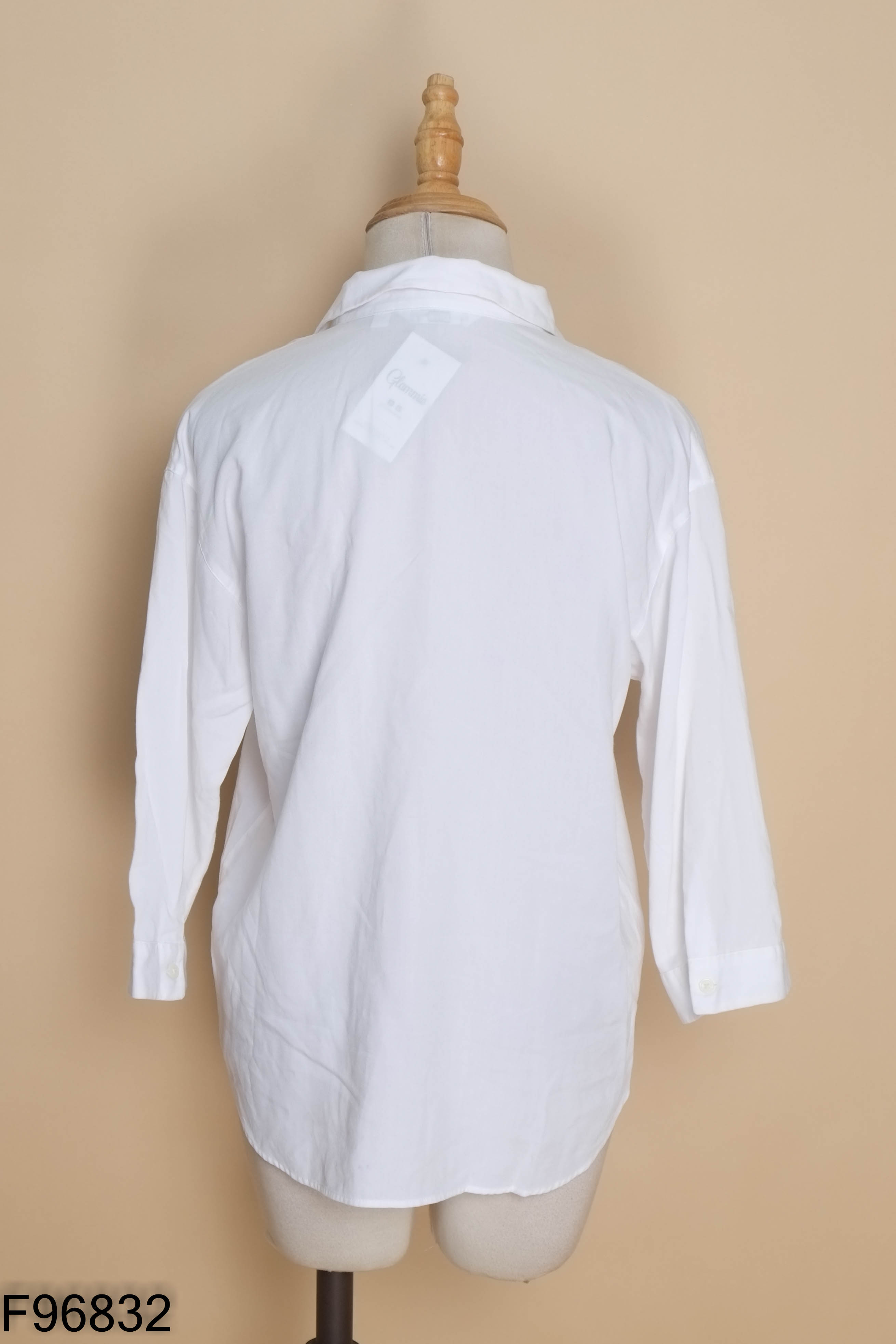 Áo trắng UNIQLO cổ V