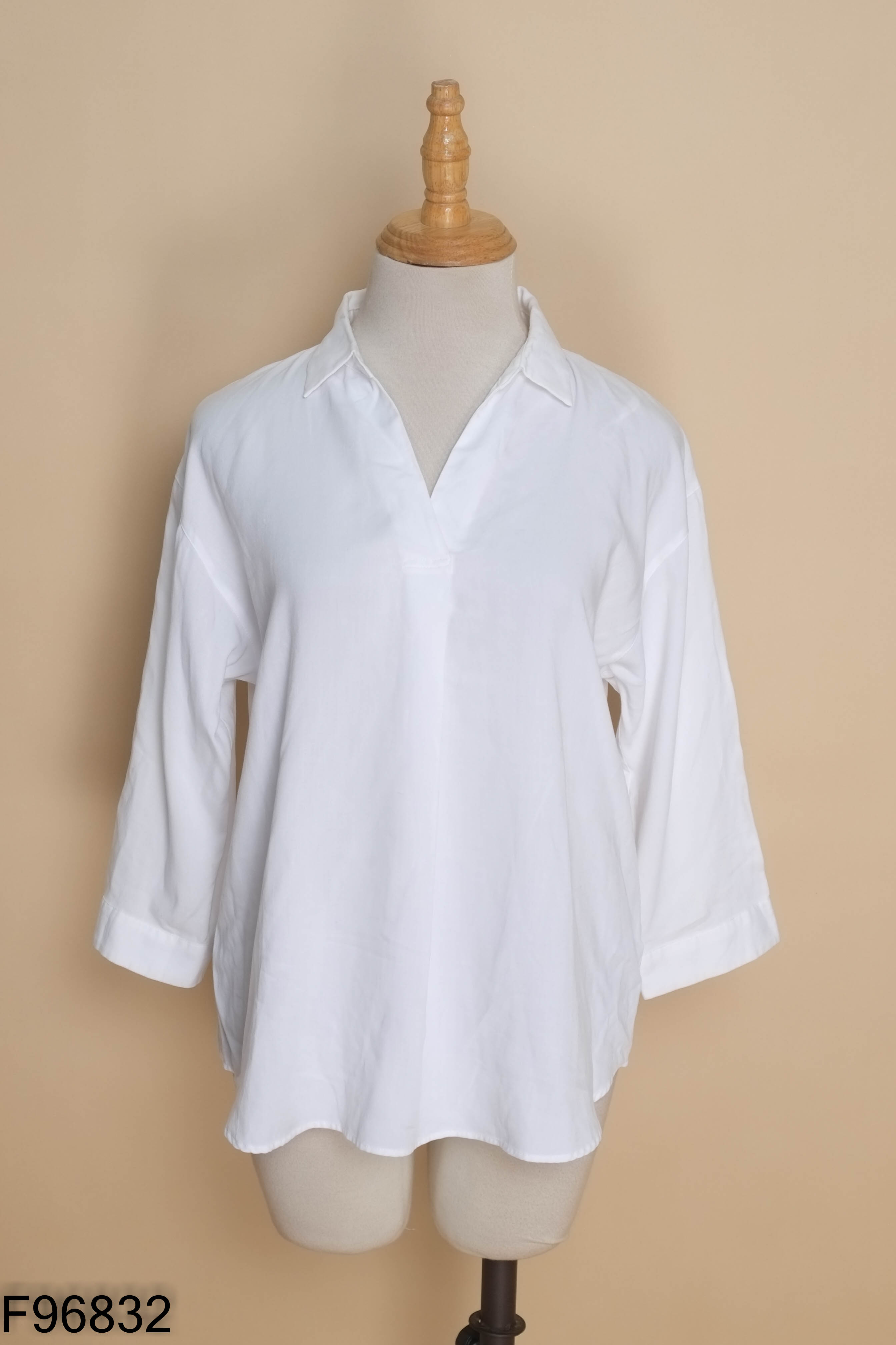 Áo trắng UNIQLO cổ V