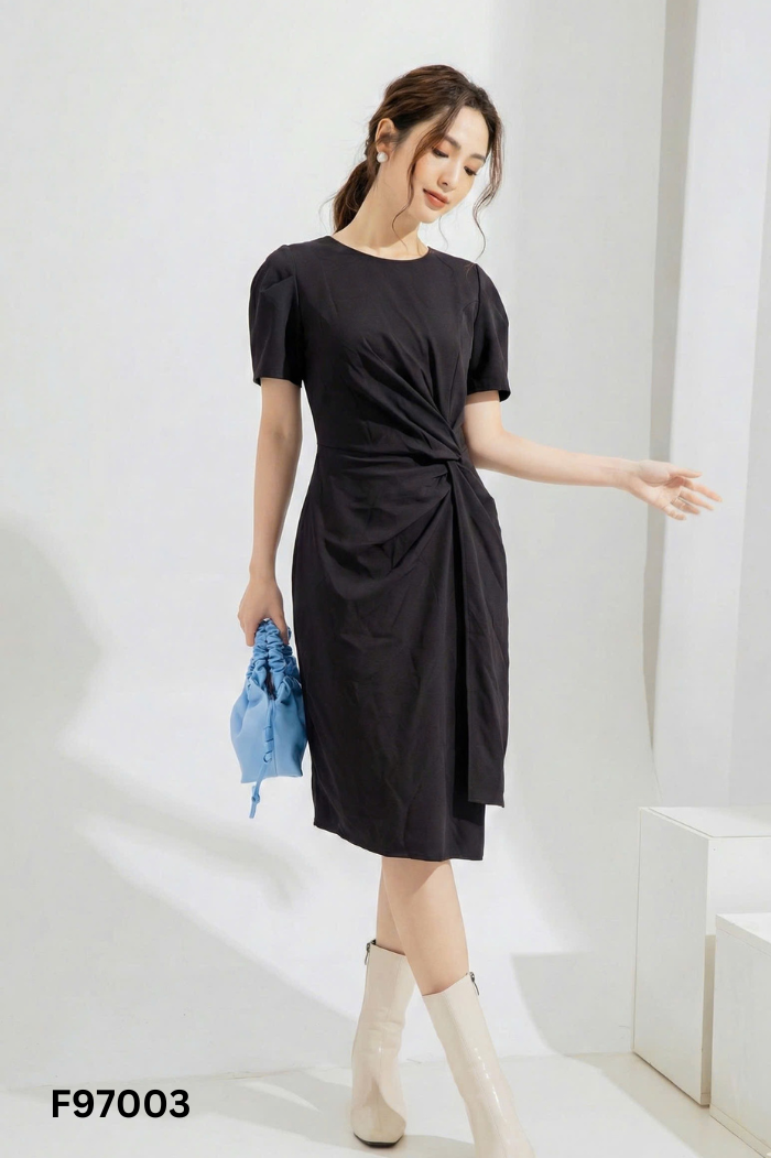 Váy đen xoắn eo