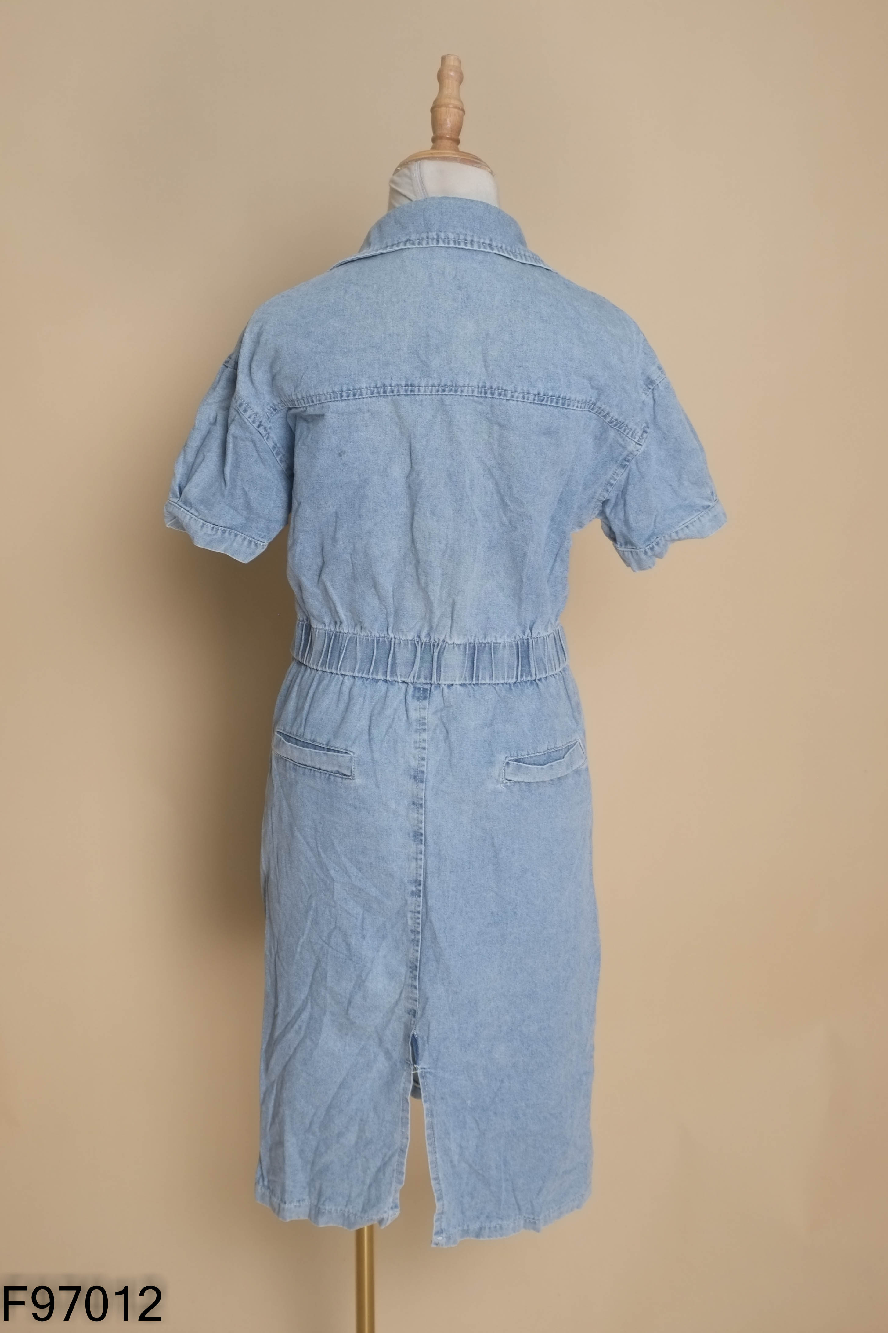 Váy jeans xanh phối túi