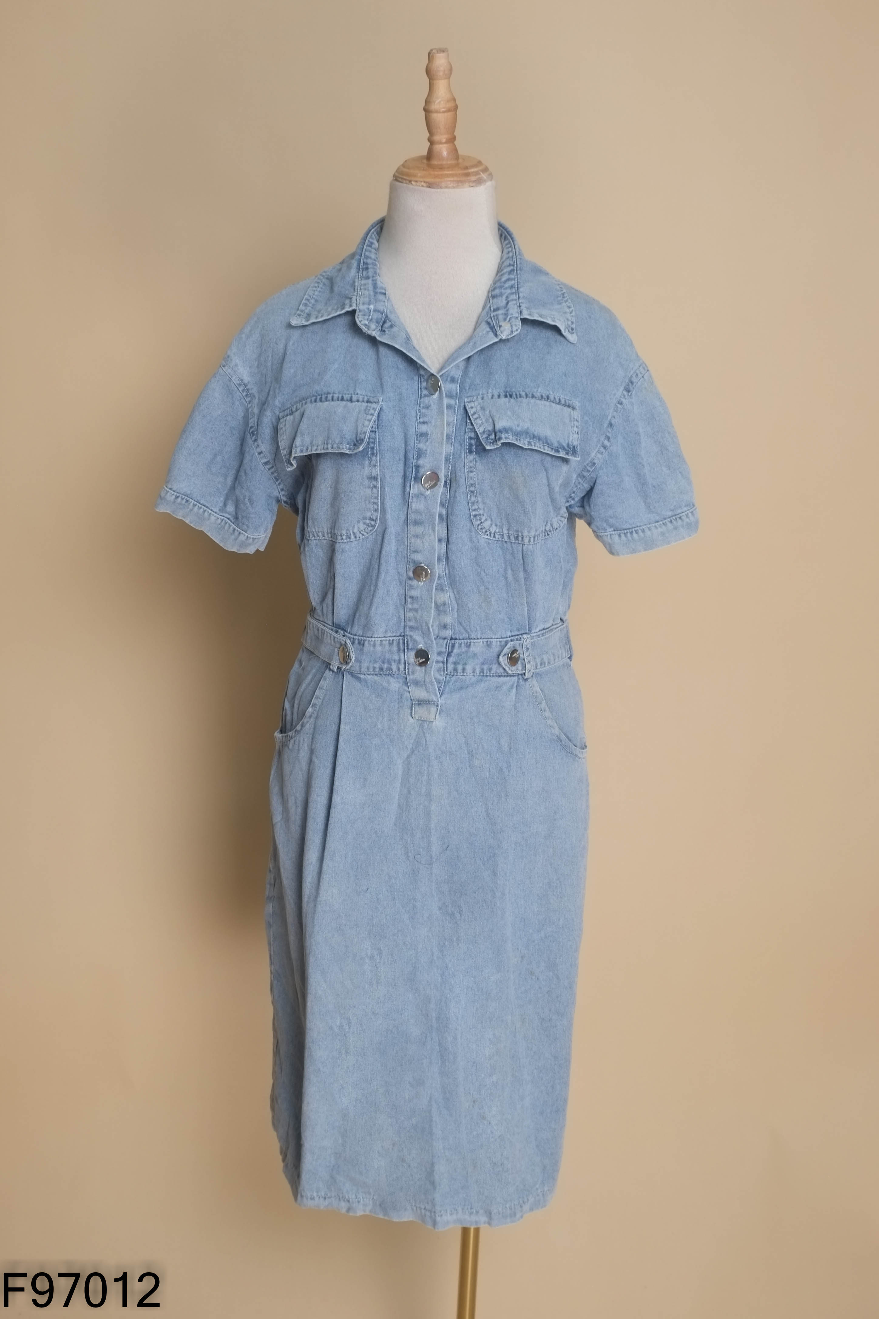 Váy jeans xanh phối túi