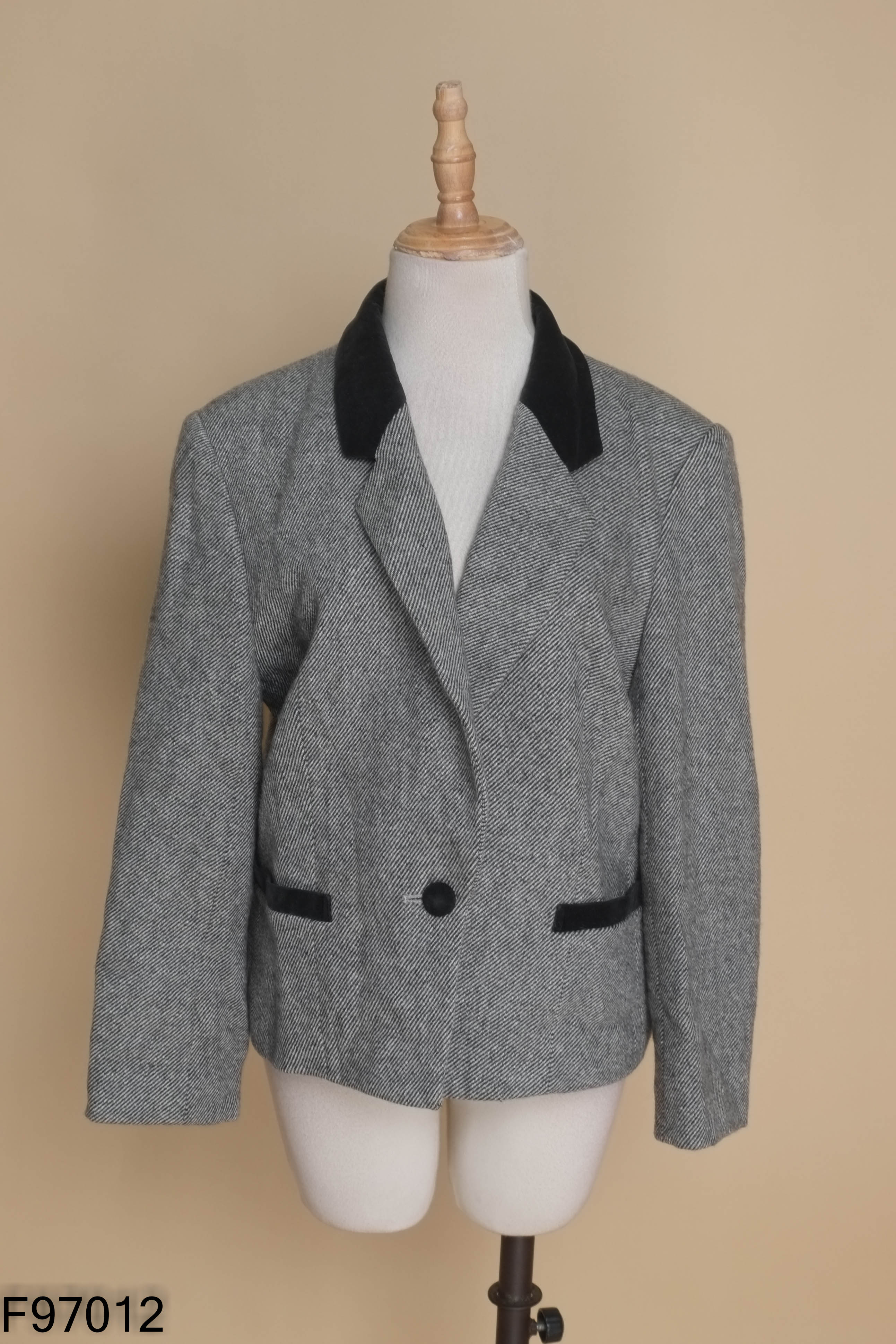 Áo khoác blazers dạ đen trắng ngắn