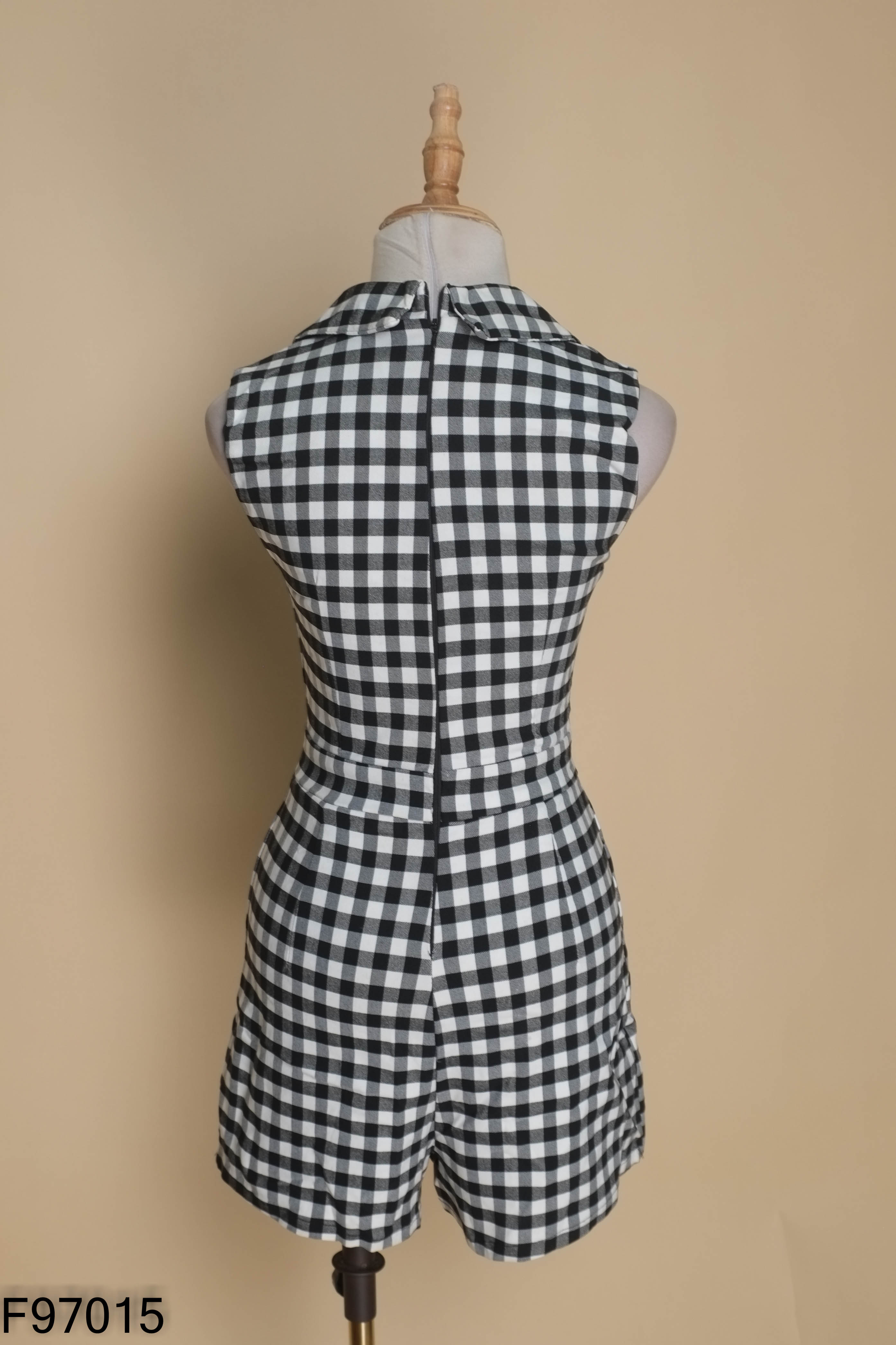 Jumpsuit đen caro sát nách