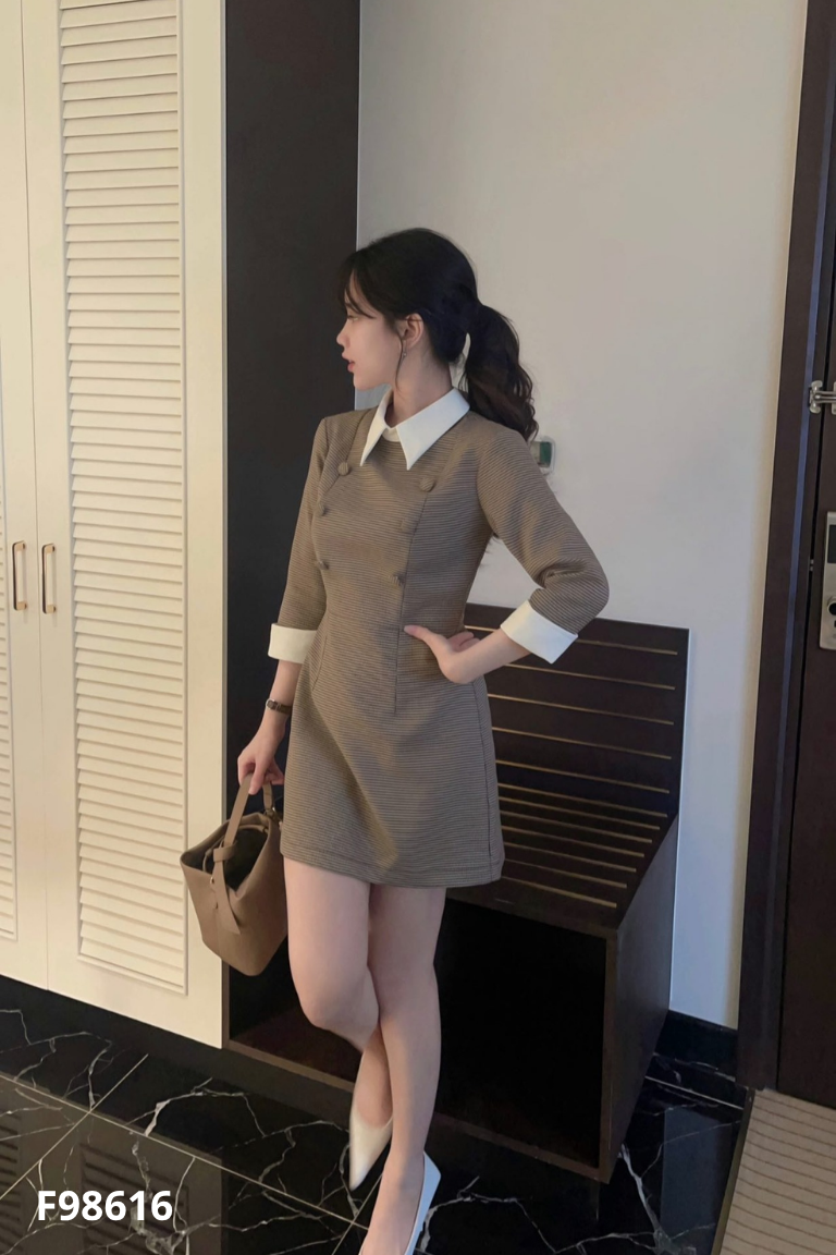 NEWTAG Váy nâu họa tiết TON NGOC QUI cổ trắng