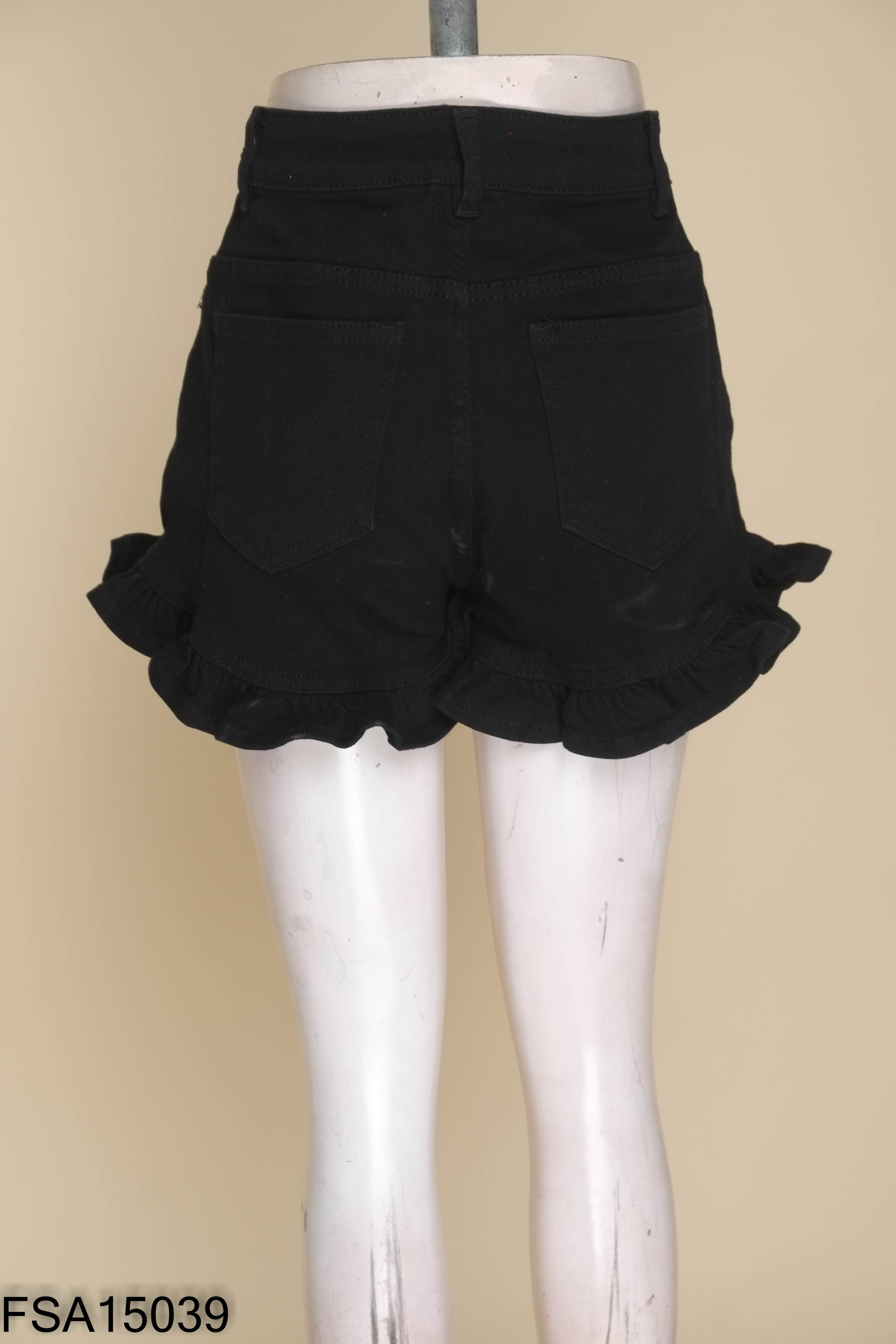 Quần shorts jeans đen