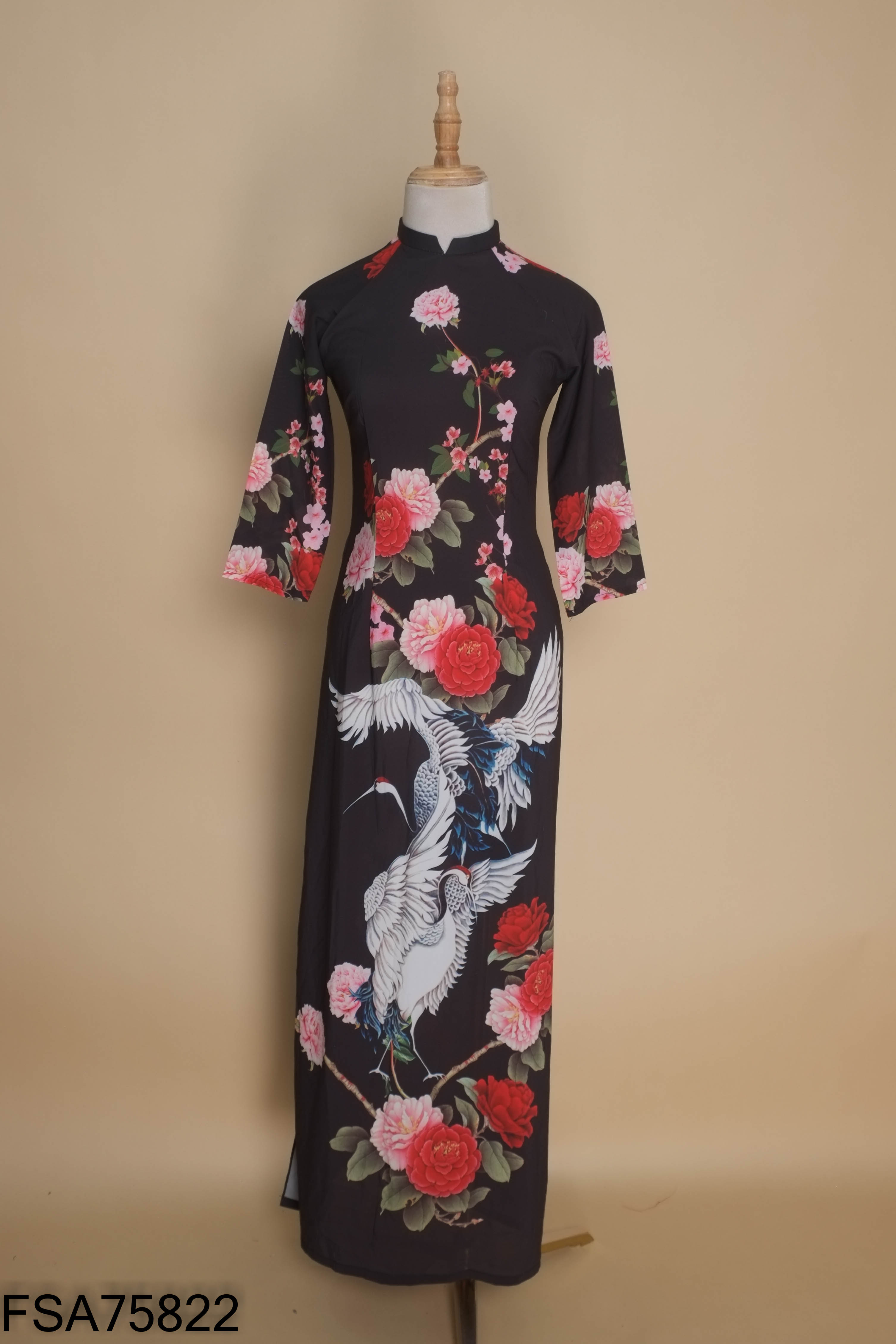 Áo dài đen họa tiết hoa