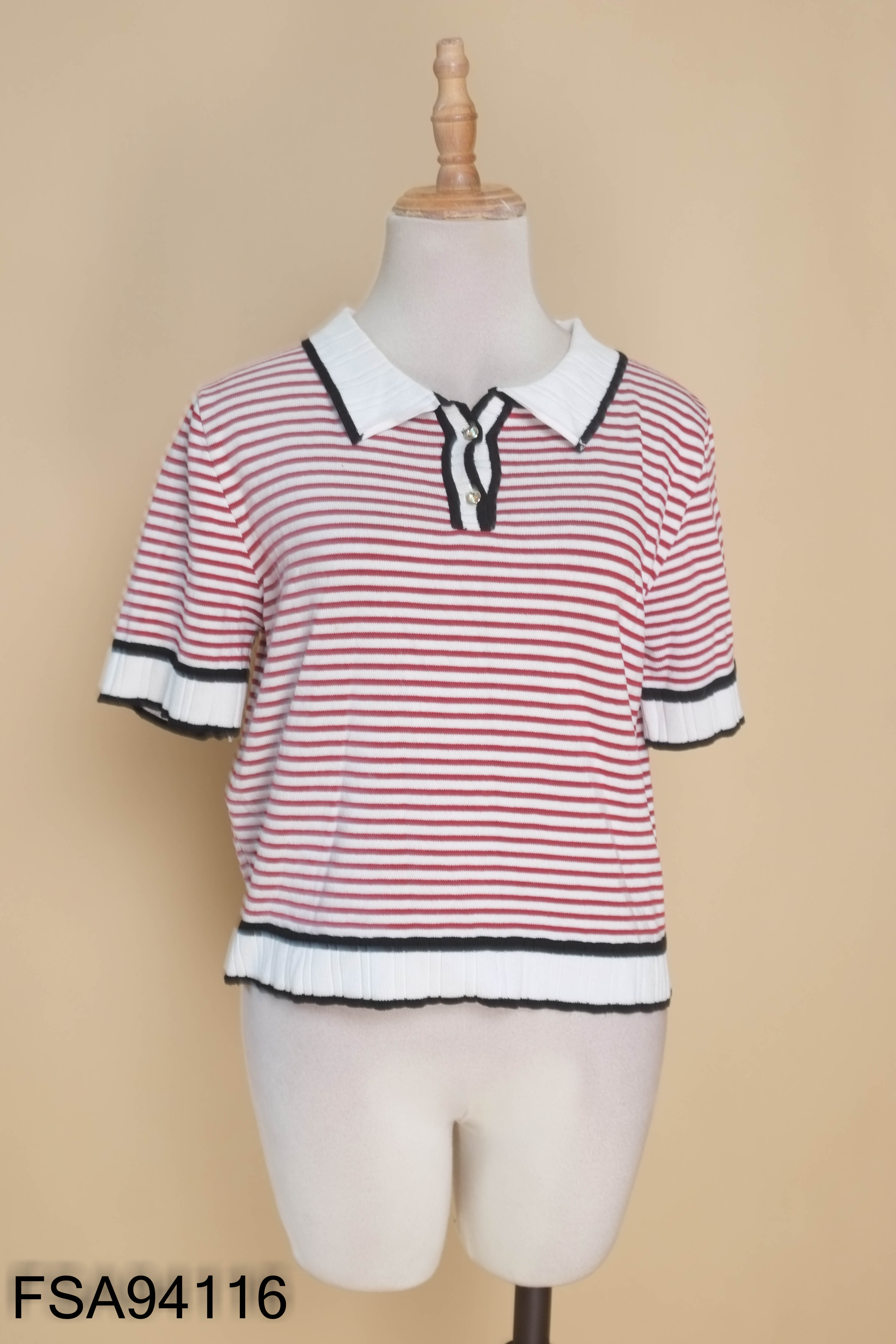 Áo polo len trắng kẻ đỏ