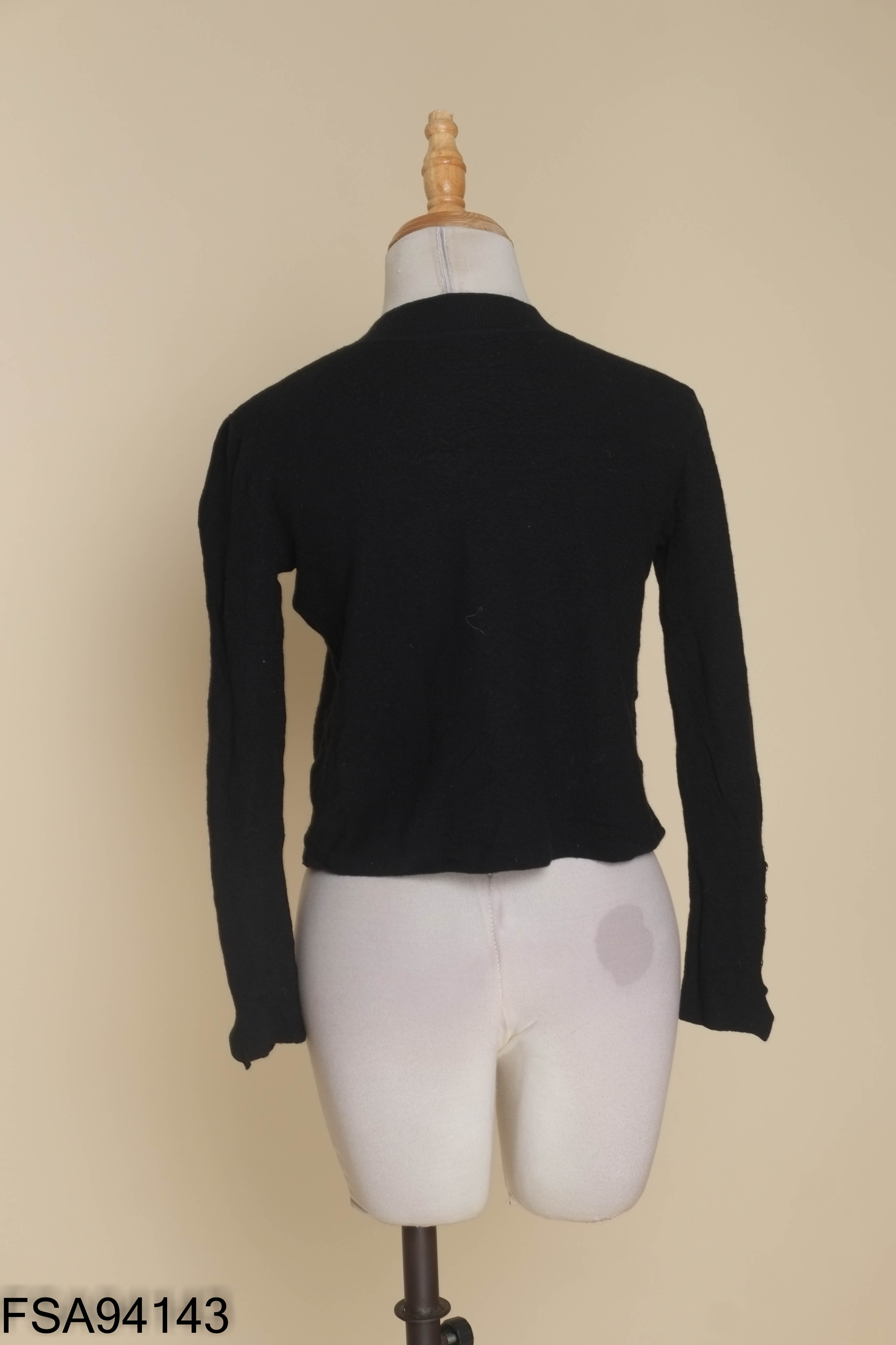 Áo croptop đen tay dài đính cúc trang trí