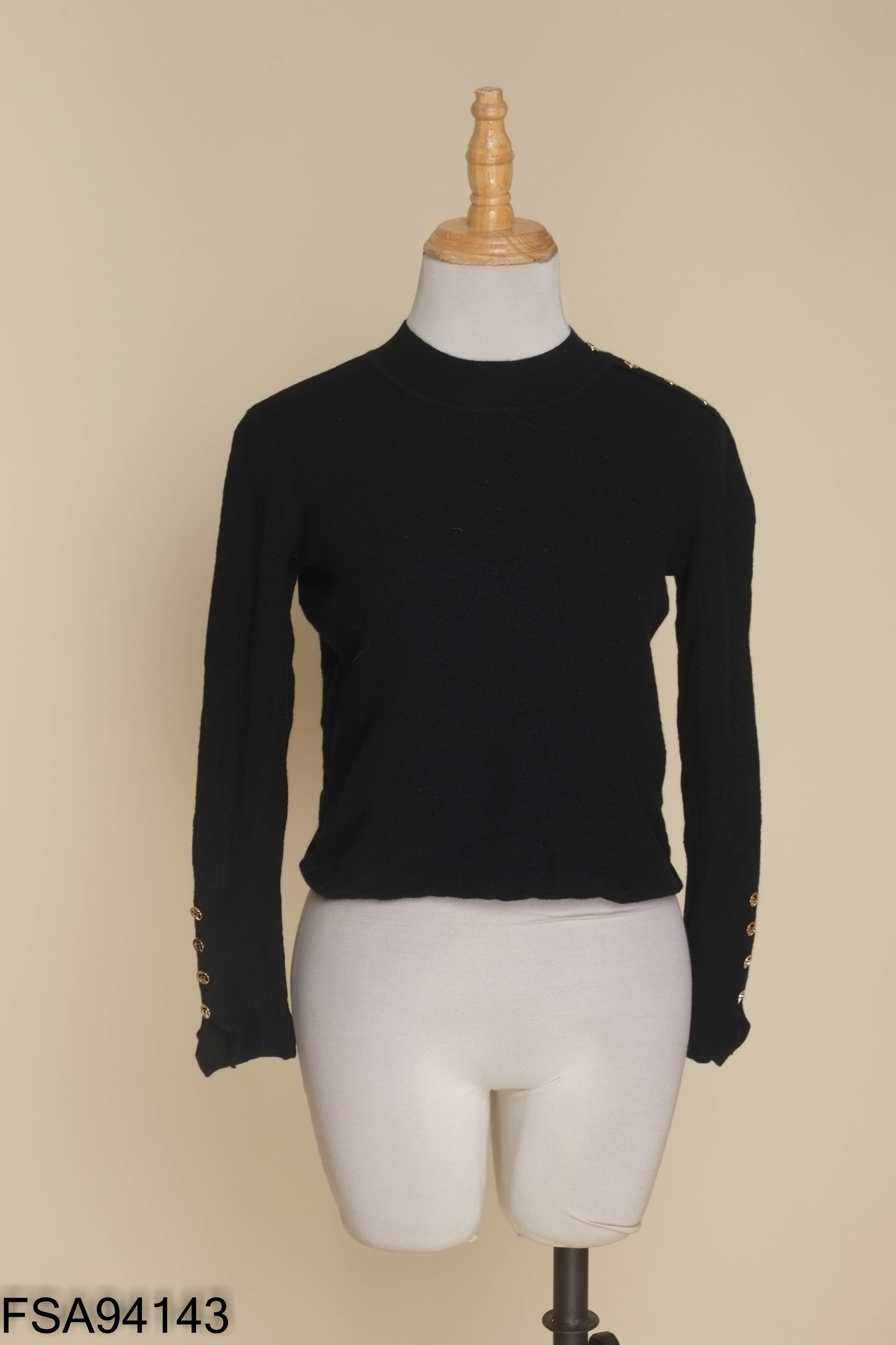 Áo croptop đen tay dài đính cúc trang trí
