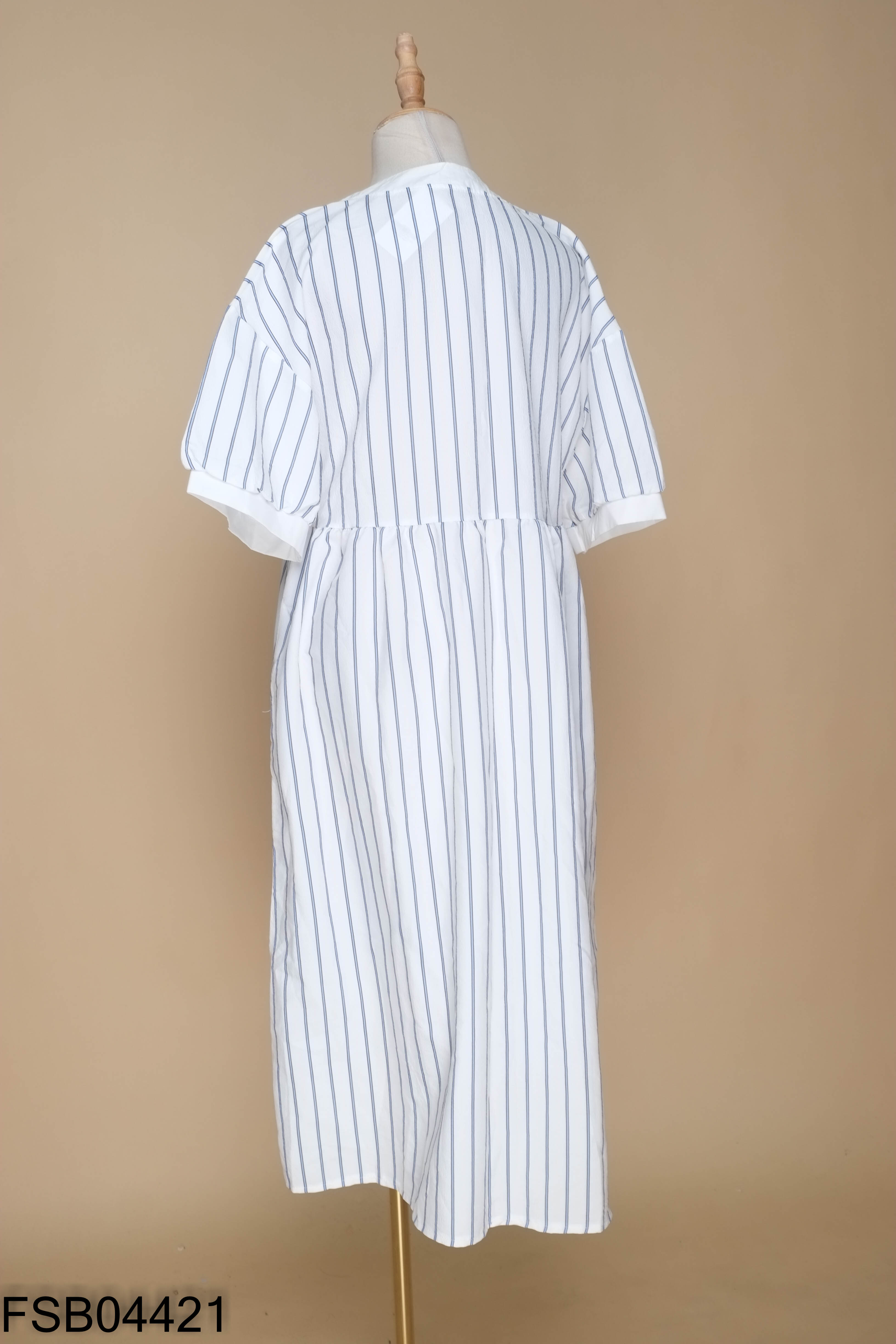 NEWTAG váy trắng kẻ xanh